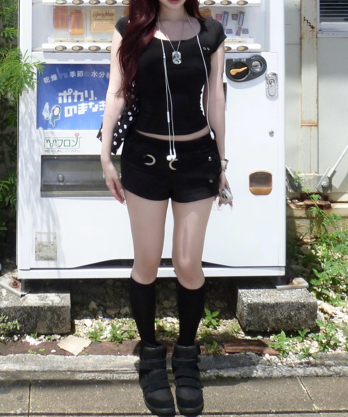 일리오(ILLIO) [빛오 x 일리오] Black Square Neck Lace Pocket T-shirt