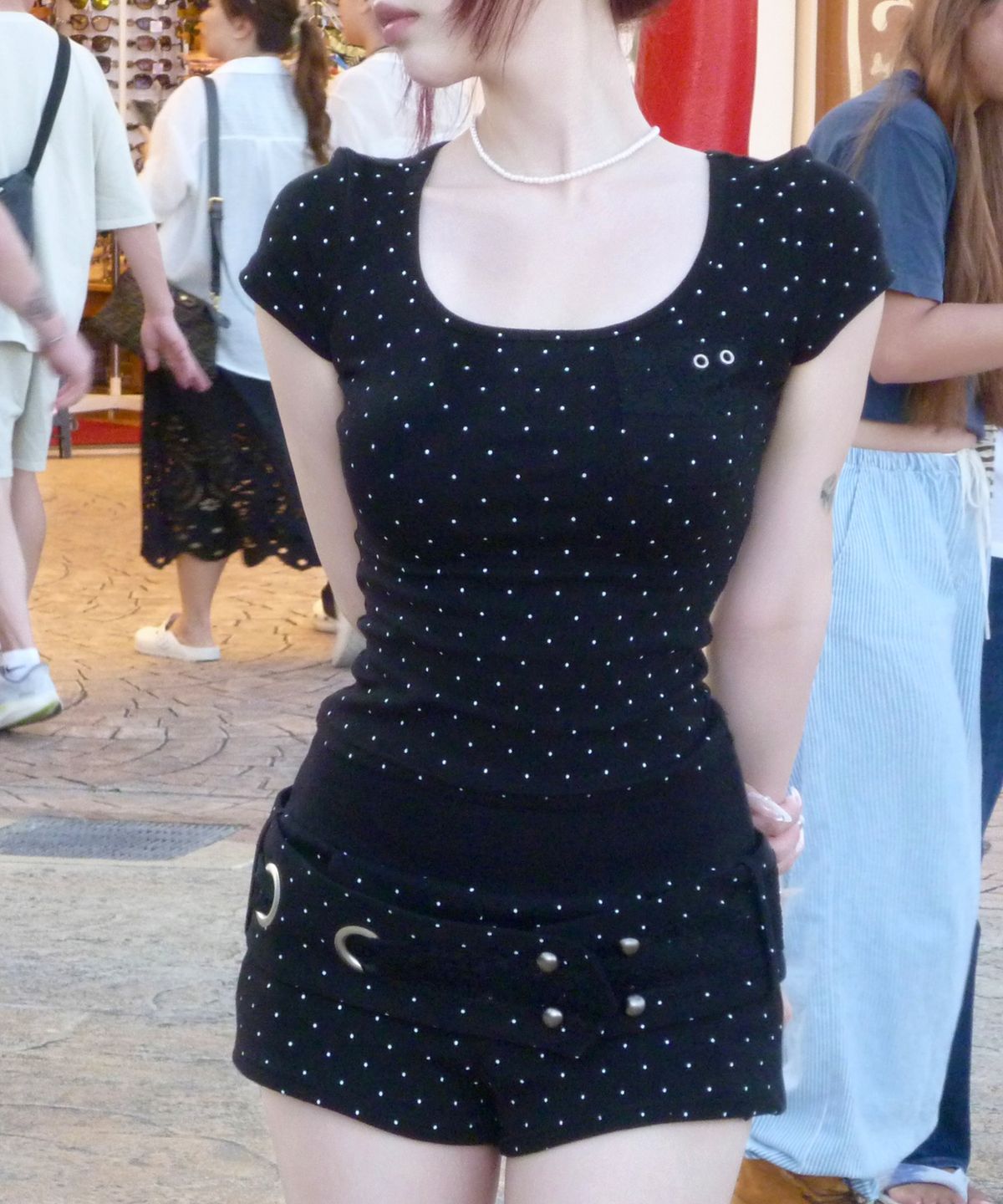 일리오(ILLIO) [빛오 x 일리오] Black dots Square Neck Lace Pocket T-shirt