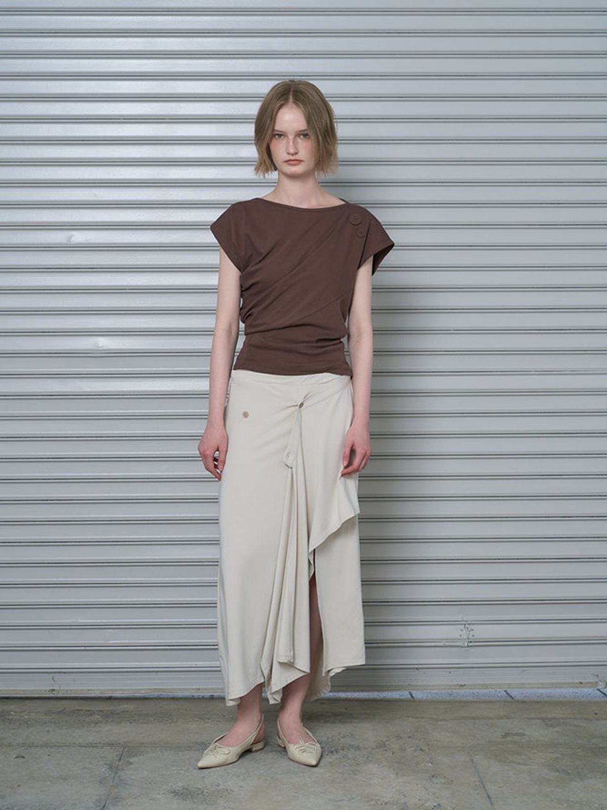 라미(RAMEE) 드레이프 버튼 롱 스커트 (BEIGE)