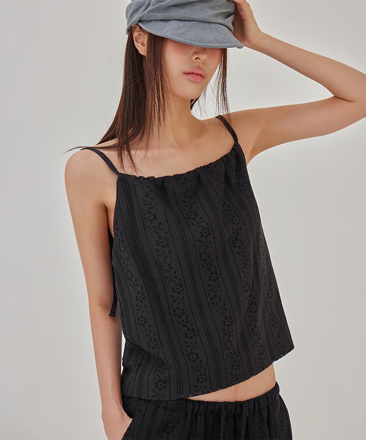 런던다다(LONDONDADA) Flower Punching Lace Sleeveless, BLACK