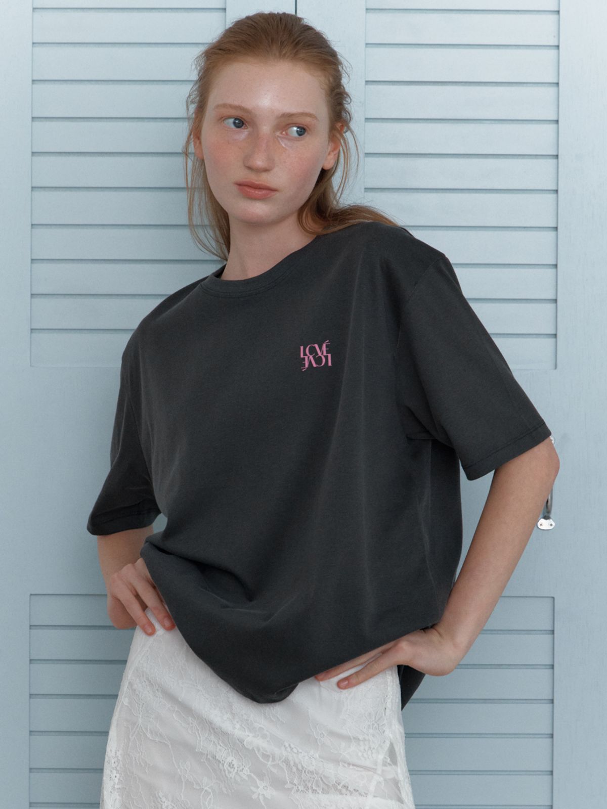 엘씨브이(LCVE) GLEAM PRINTING PIGMENT T-SHIRTS_CHARCOAL