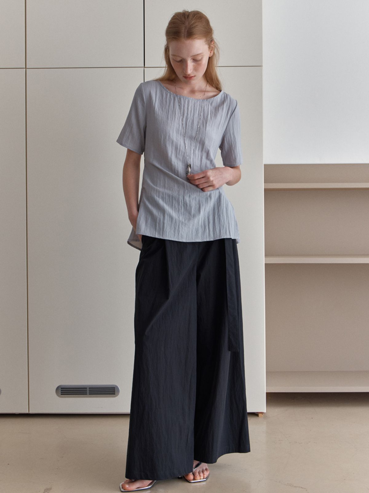 엘씨브이(LCVE) BACK CUT-OUT BLOUSE TOP_LIGHT GRAY