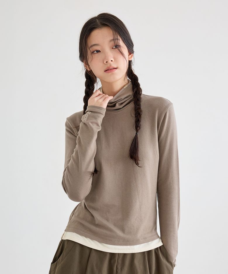 여성) 레이어 배색 모크넥 긴팔티셔츠(TAN)