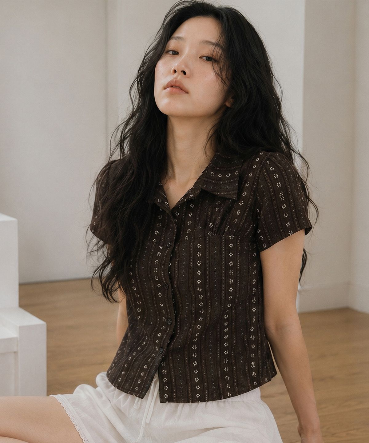 탑걸(TOPGIRL) 에스닉 플라워 셔링 블라우스_T611TP213