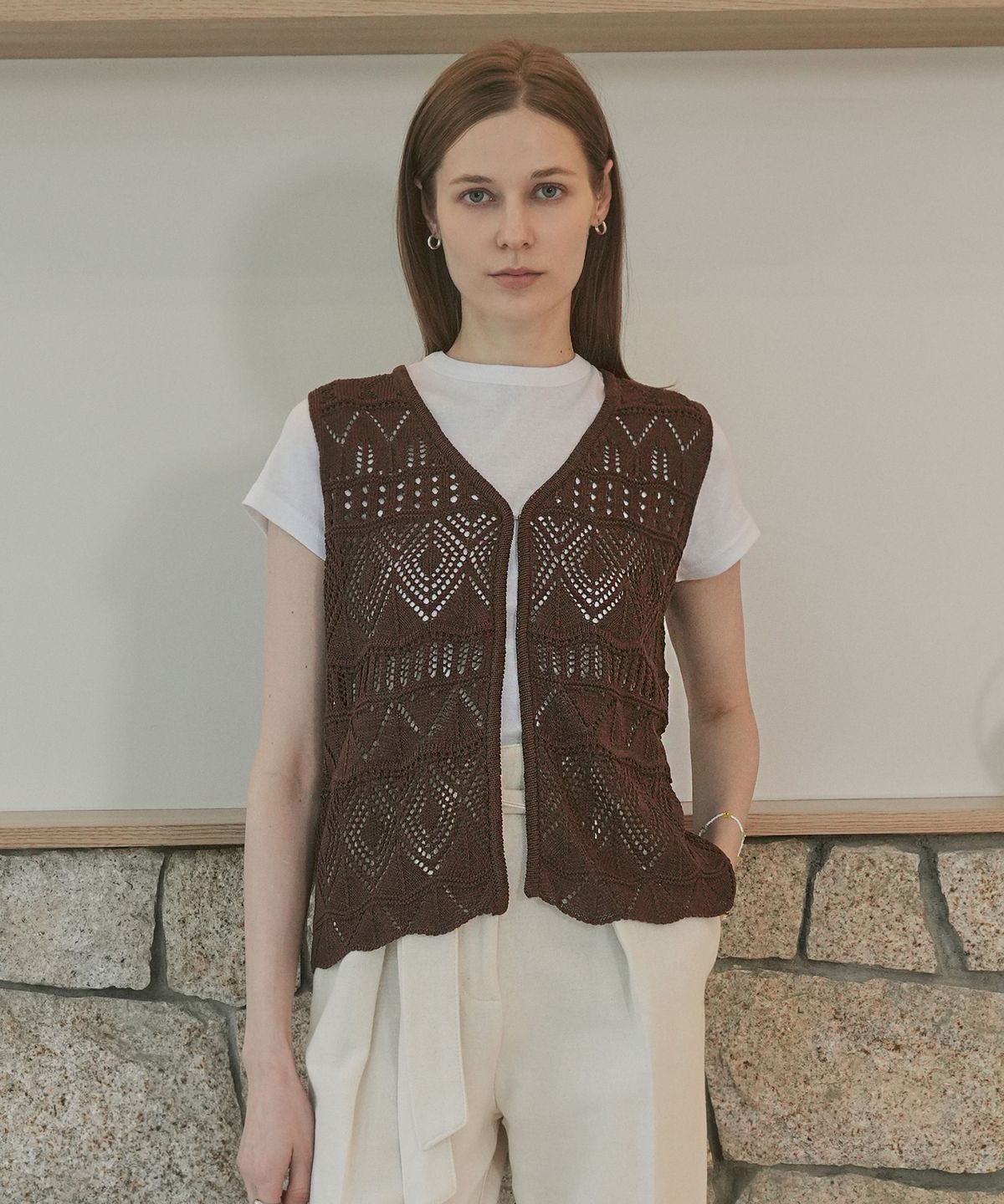 블레티(VLETI) V-Neck Hook Detail Scasi Knit Vest (brown)