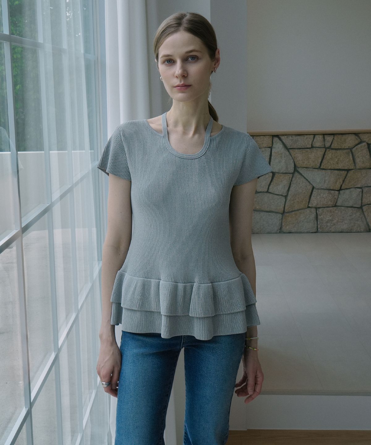 블레티(VLETI) Tie Neck Ribbon Detail Short Sleeve Frill Knit (gray)