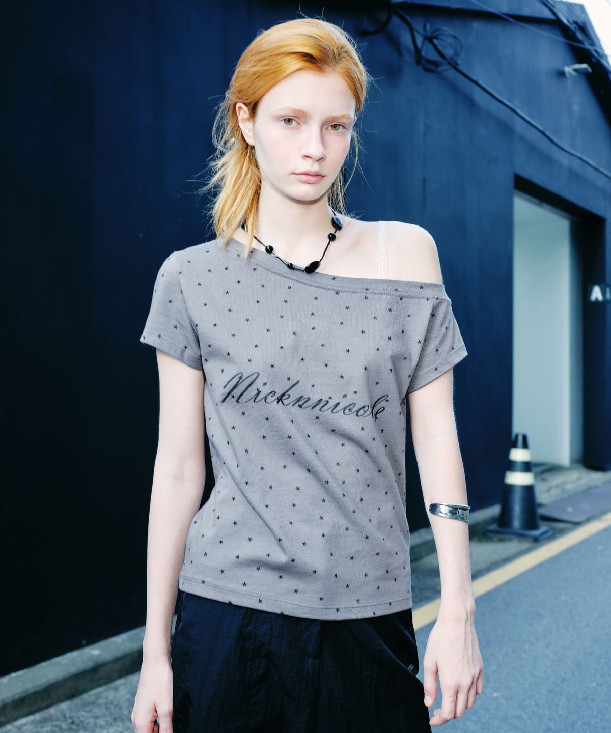 닉앤니콜(NICK&NICOLE) STAR LETTERING OFF SHOULDER TOP_CHARCOAL