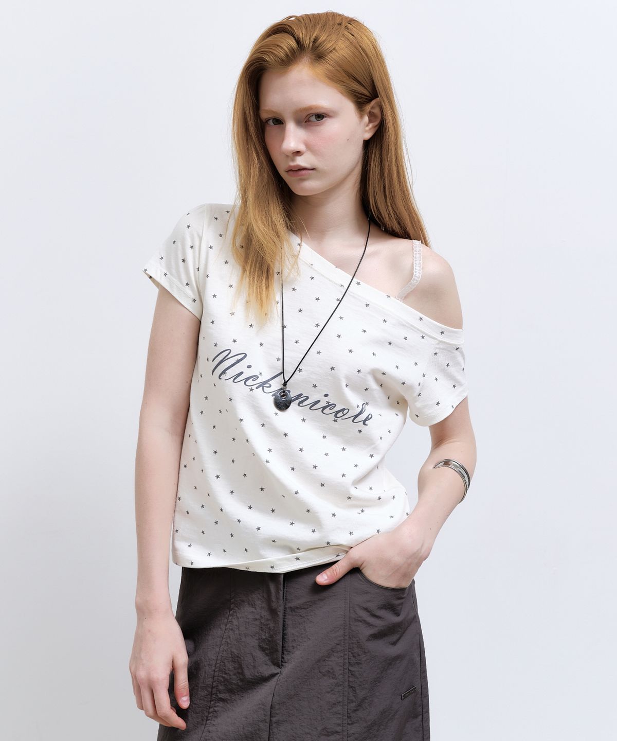 닉앤니콜(NICK&NICOLE) STAR LETTERING OFF SHOULDER TOP_CREAM