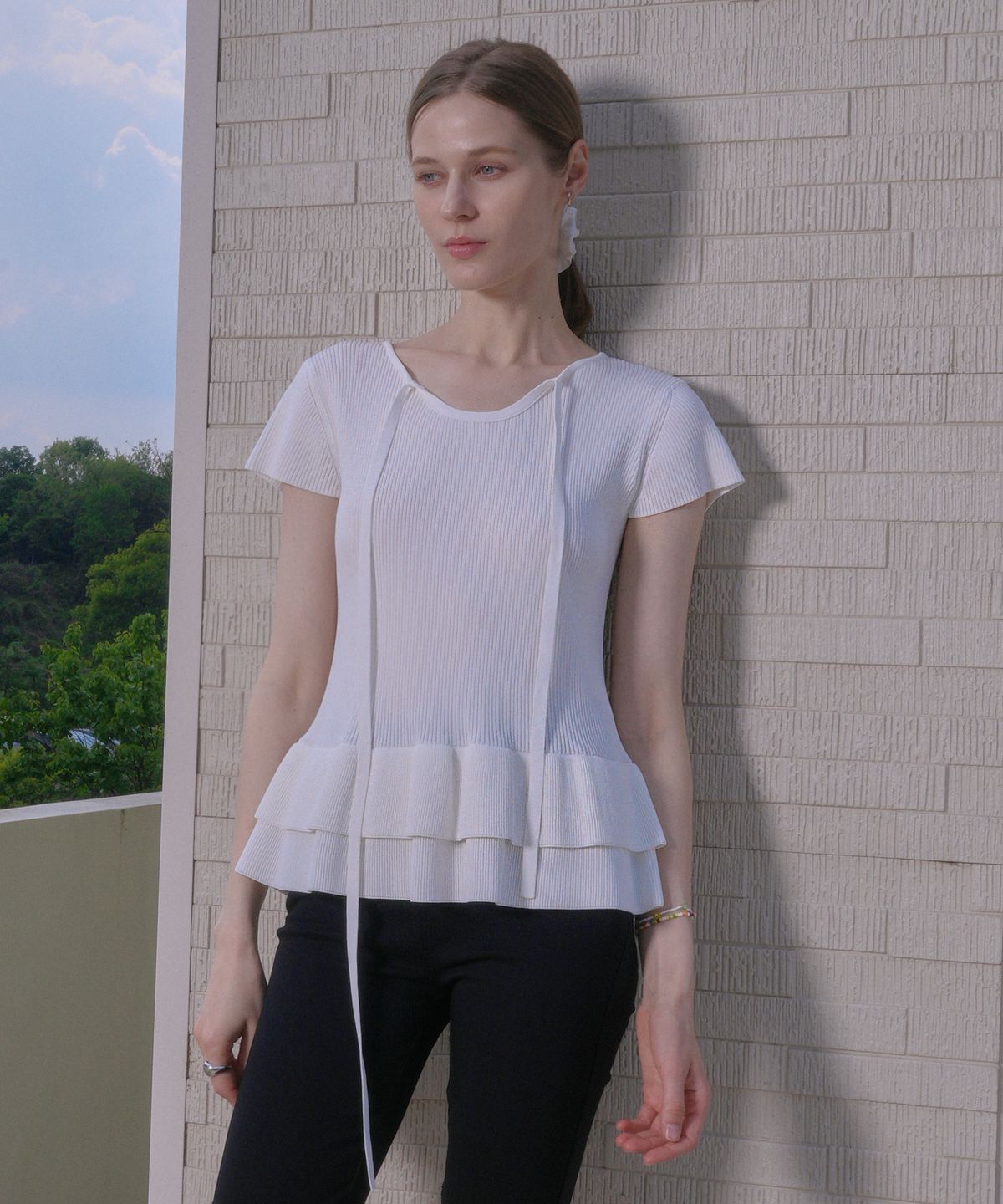 블레티(VLETI) Tie Neck Ribbon Detail Short Sleeve Frill Knit (ivory)