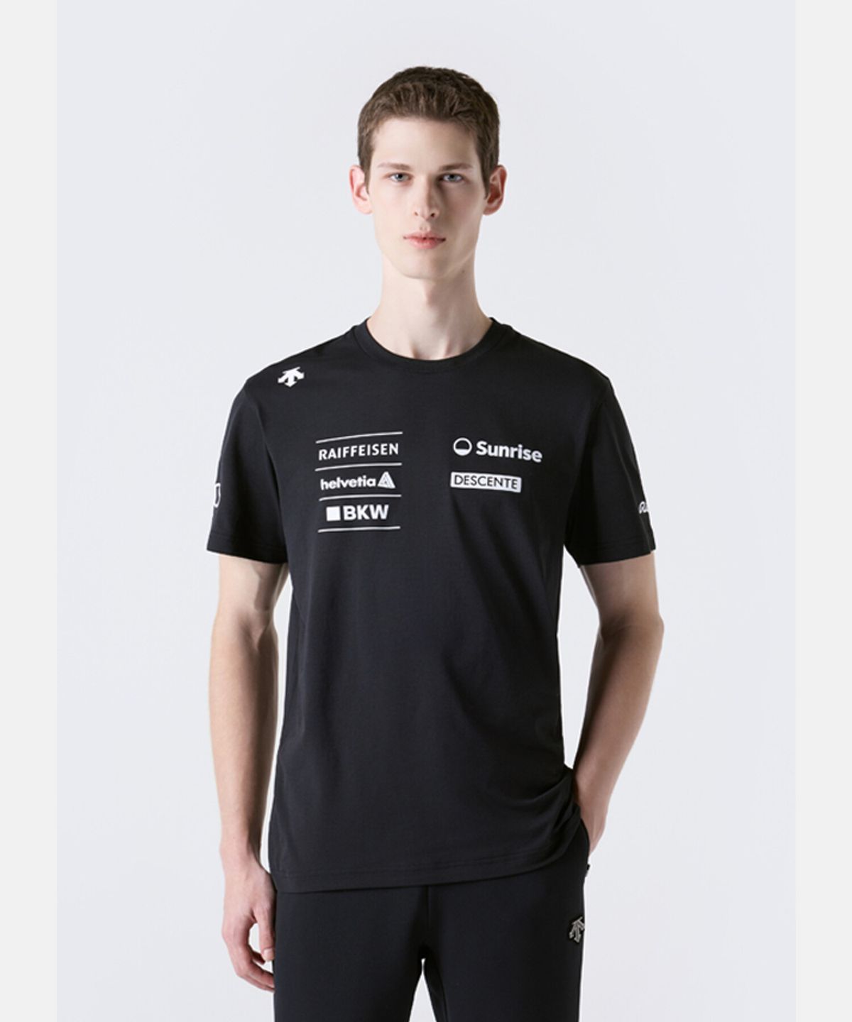 데상트(DESCENTE) 스위스 스키 팀그래픽 반팔 티셔츠 블랙 SR323STS81