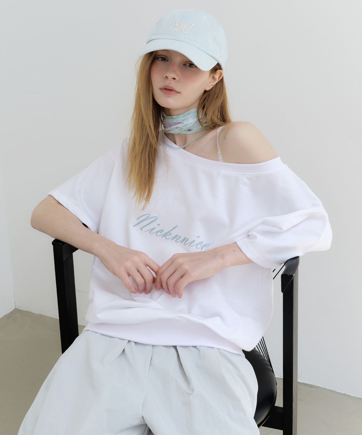 닉앤니콜(NICK&NICOLE) OFF SHOULDER LETTERING SWEAT TOP_WHITE
