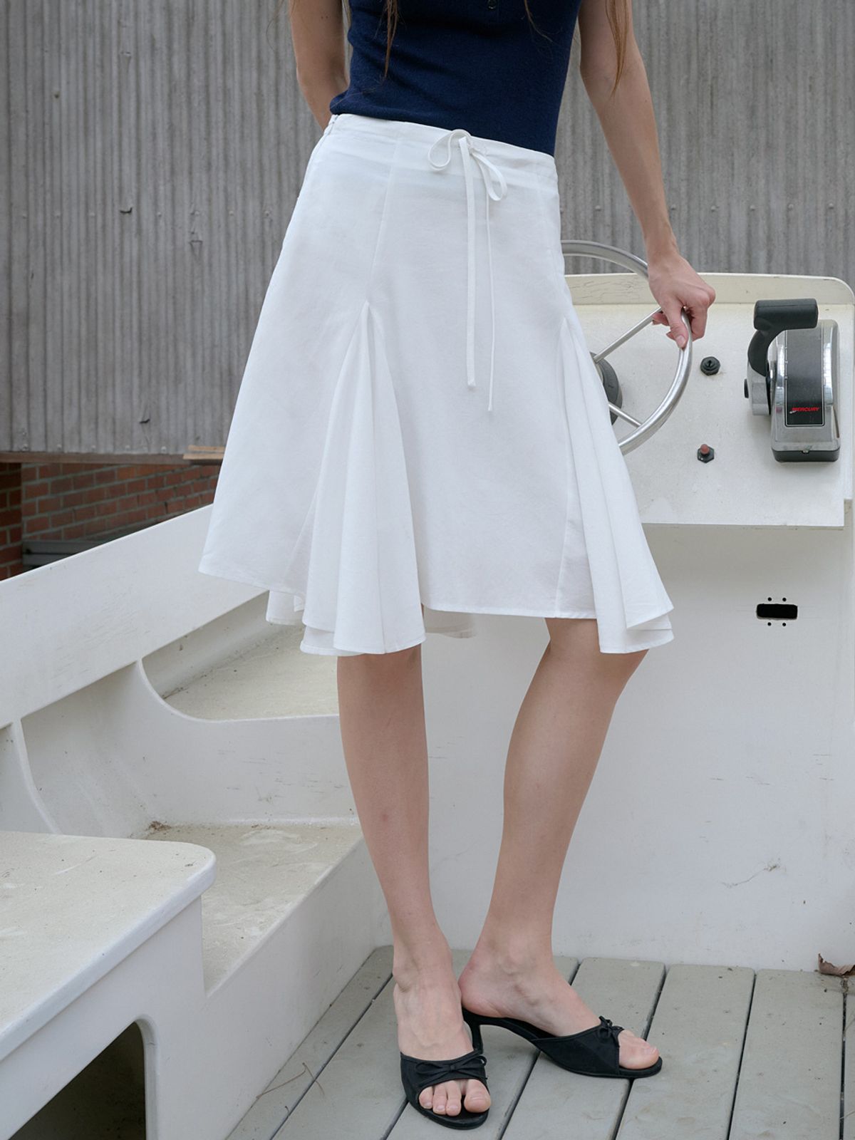 엘씨브이(LCVE) ASYMMETRIC FLARE SKIRT_WHITE
