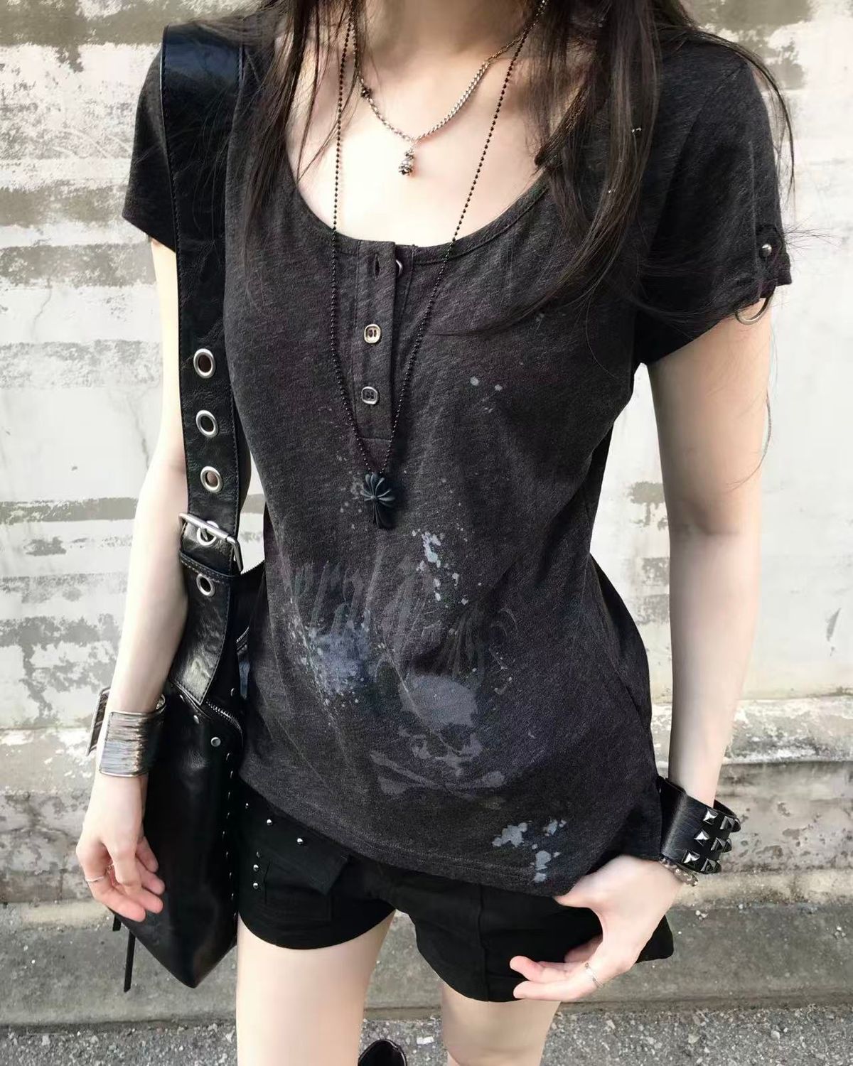 리버뉴스(LIBERALNEWS) WORN PUNK STUD FITTED T-SHIRT