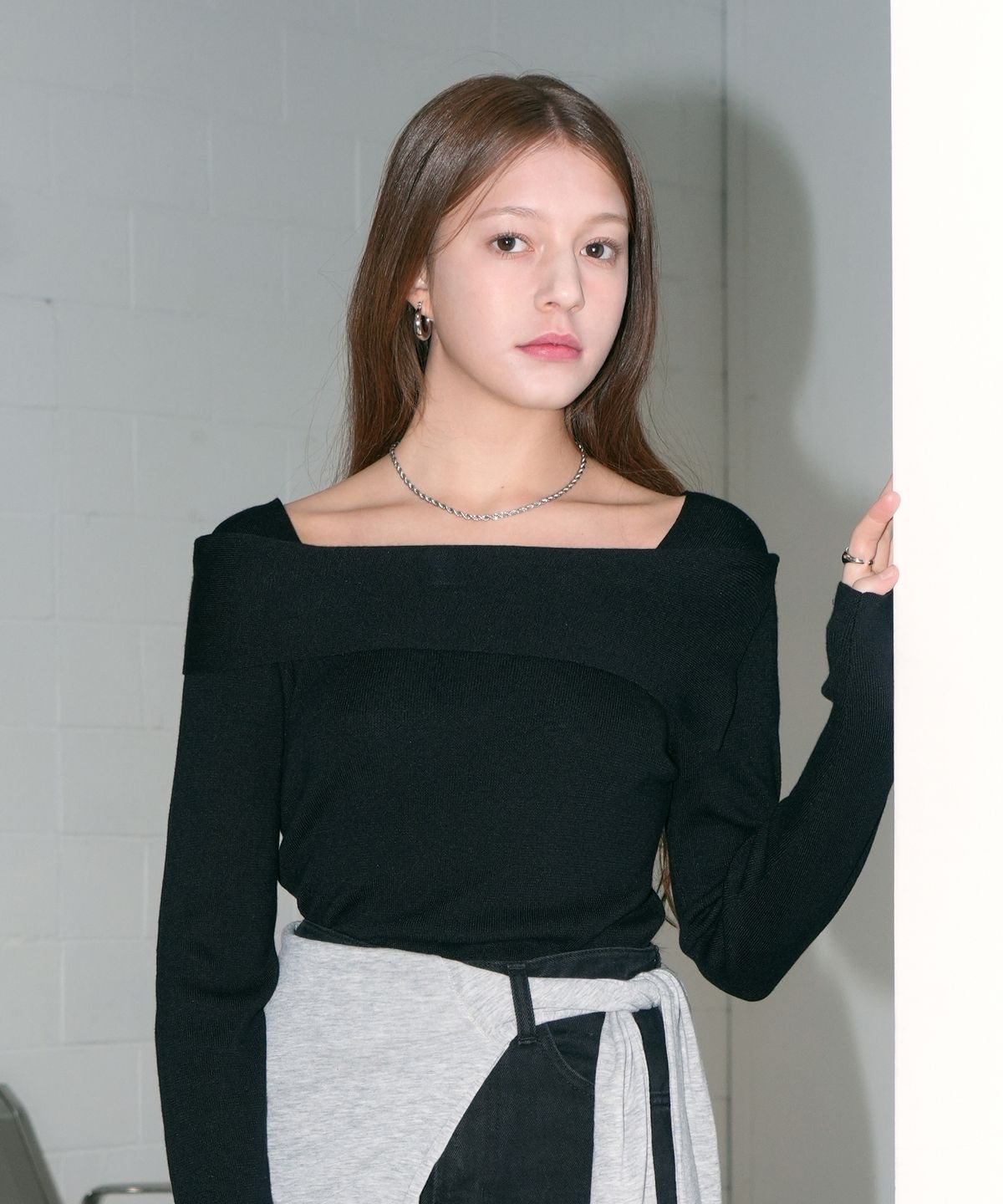 블레티(VLETI) Square Neck Layered Slit Collar Knit (black)