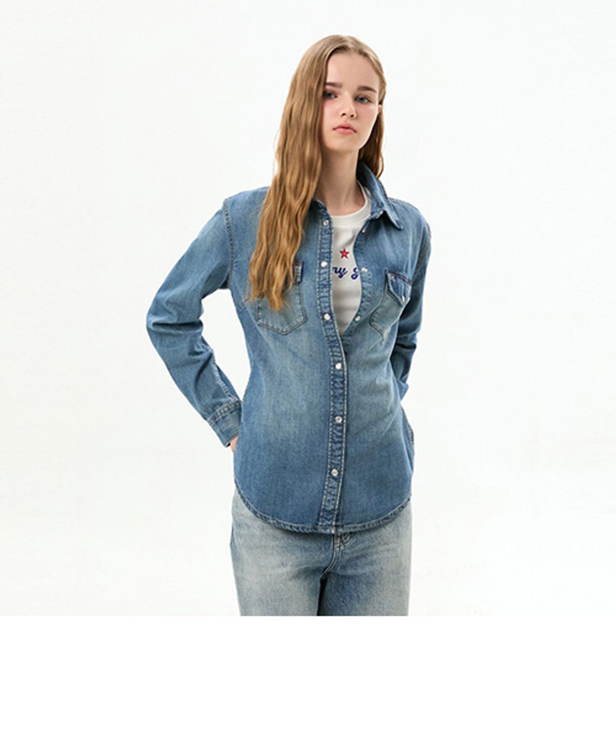 타미진스(TOMMY JEANS) 코튼 레귤러 핏 데님 셔츠 (T32G6NSH01TWT11A5)