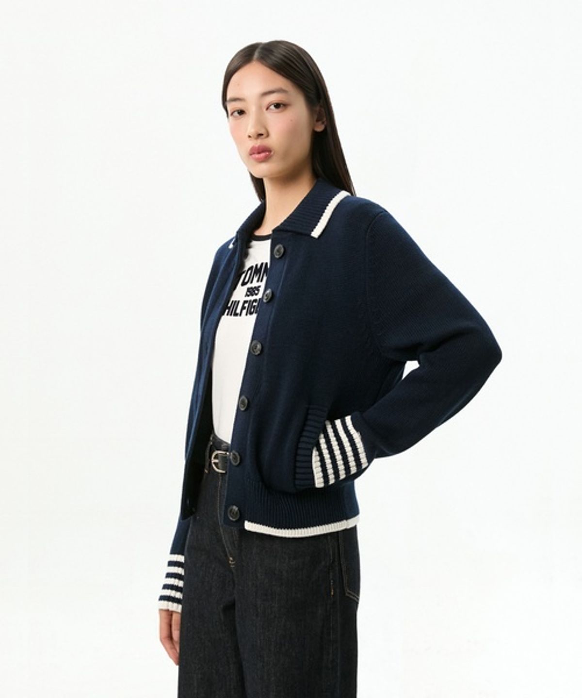타미힐피거(TOMMY HILFIGER) 스크립트 로고 자수 봄버 가디건 (T22G6KCD032WT1C1G)
