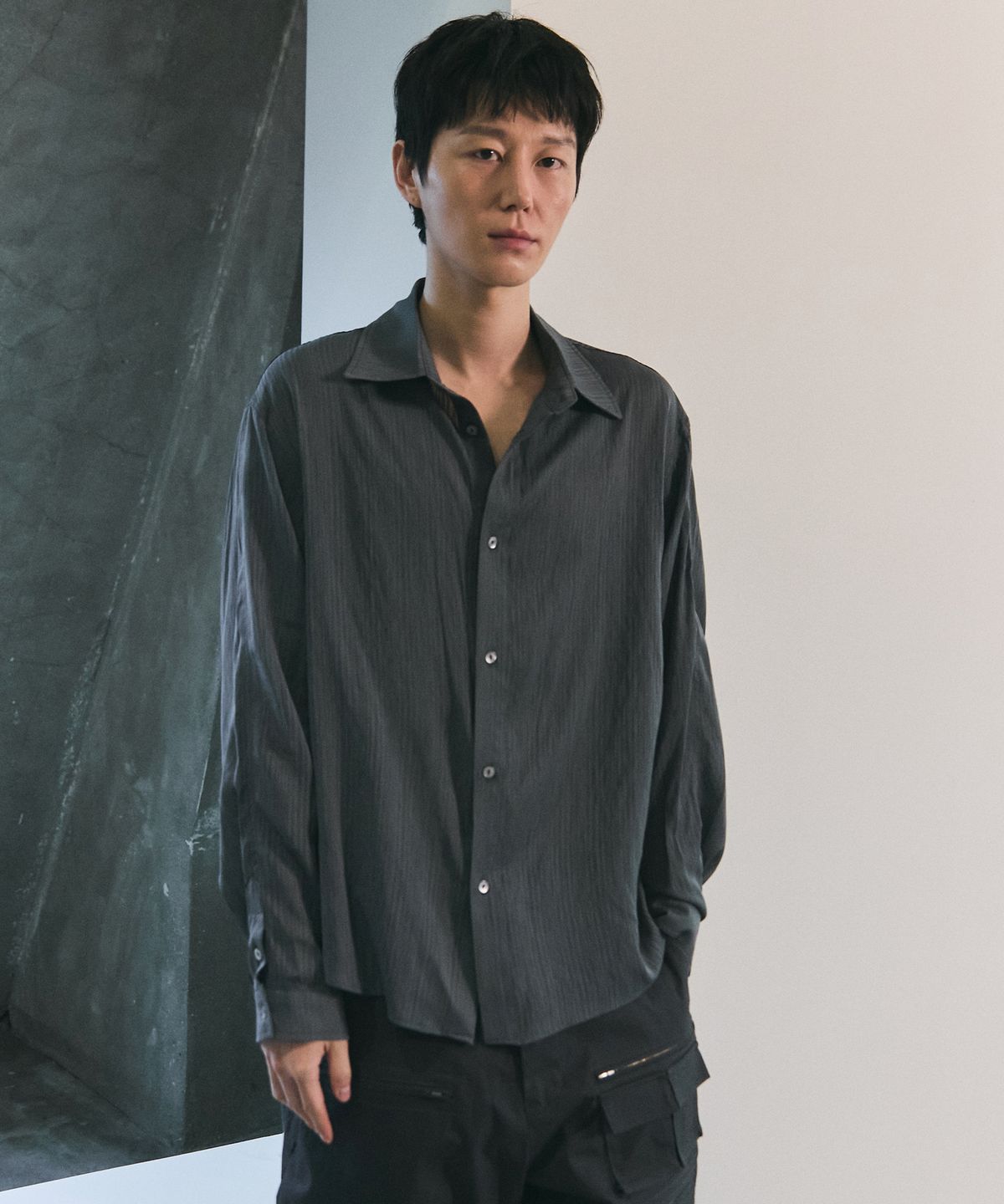 블루썬플라워(BLUESUNFLOWER) 소프트 시어 셔츠 [블랙]