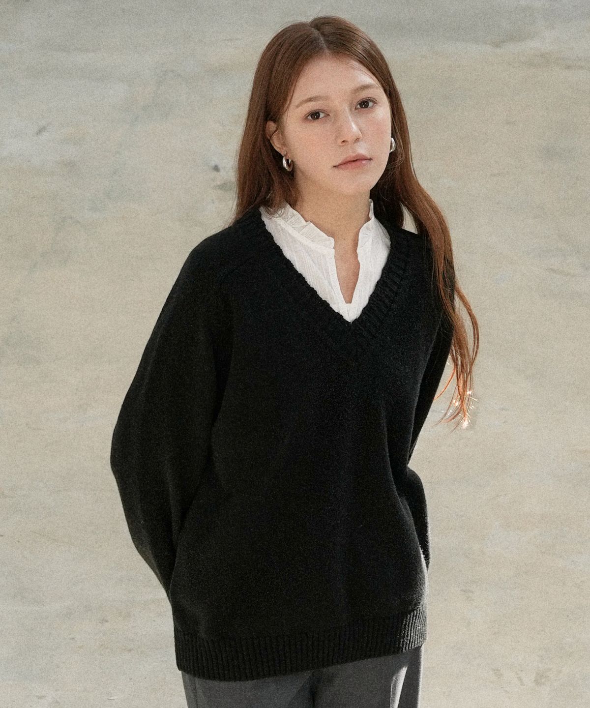 블레티(VLETI) [Cotton 100%] Loose-Fit Raglan V-Neck Knit (black)