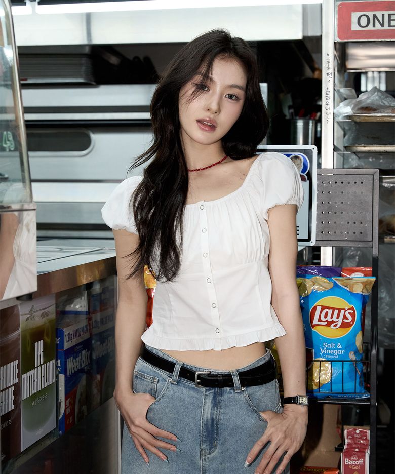 러플 포인트 오프숄더 블라우스 [화이트]