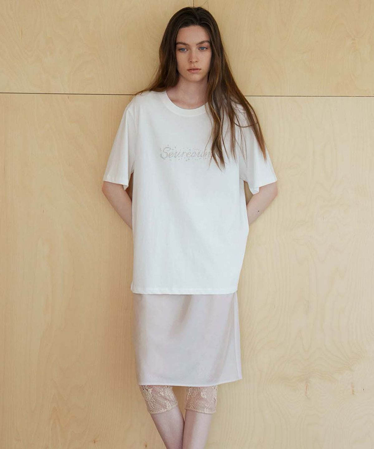 스러움(SEUREOUM) Cross-stitch Logo T-shirt_White
