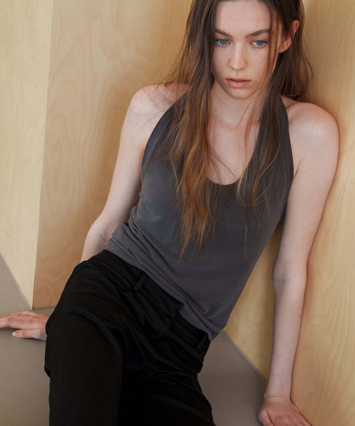 스러움(SEUREOUM) Skin Halter Top_Charcoal