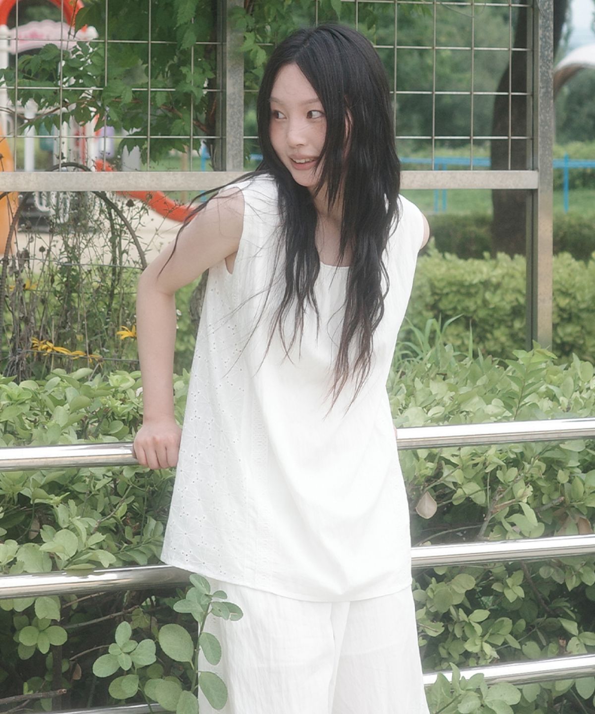 쿠키시(KOOKEESEE) 베리 펀칭 레이스 슬리브리스 (아이보리)
