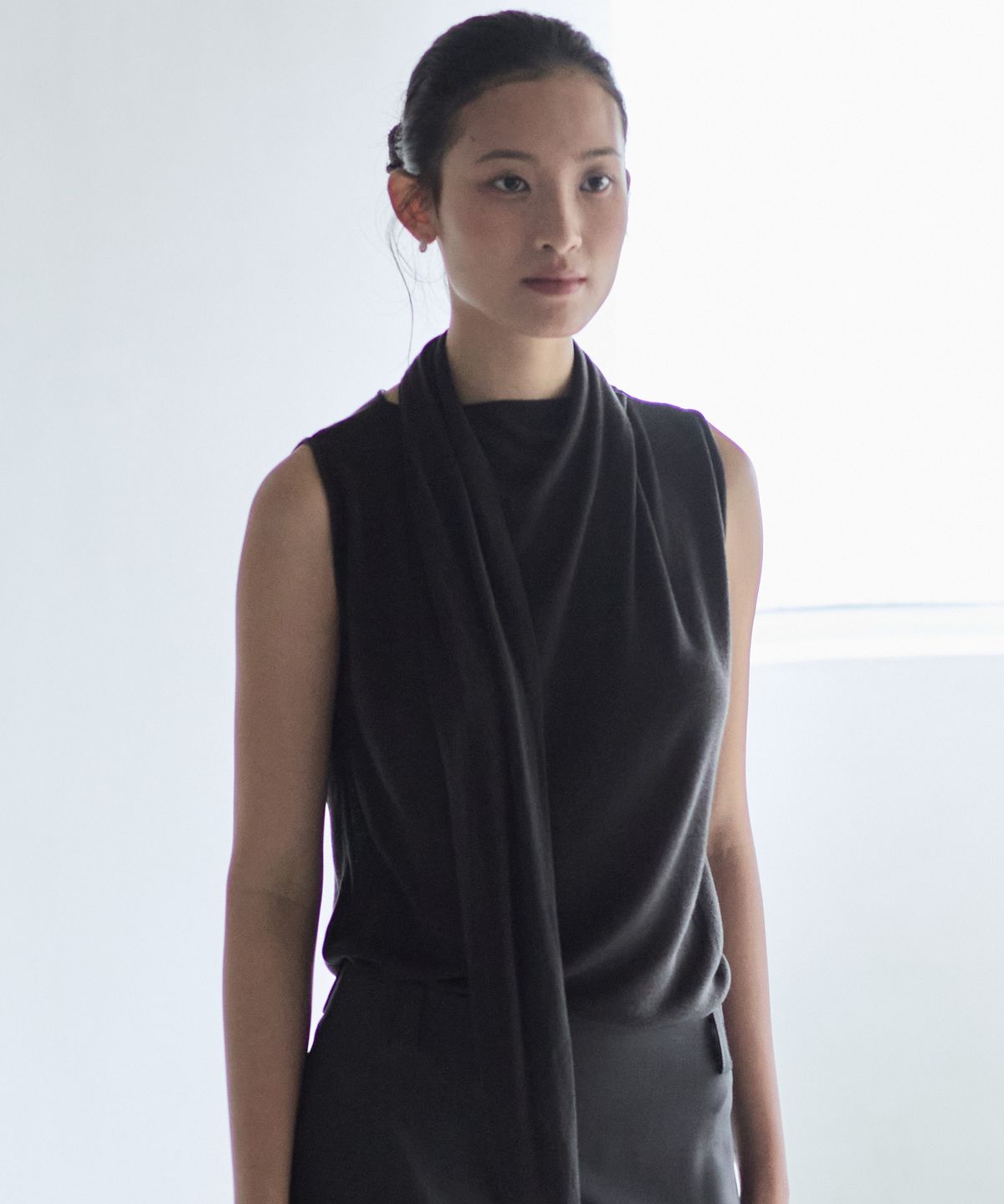 누토프(NUTOFFE) TIe Sleeveless Knit_Charcoal