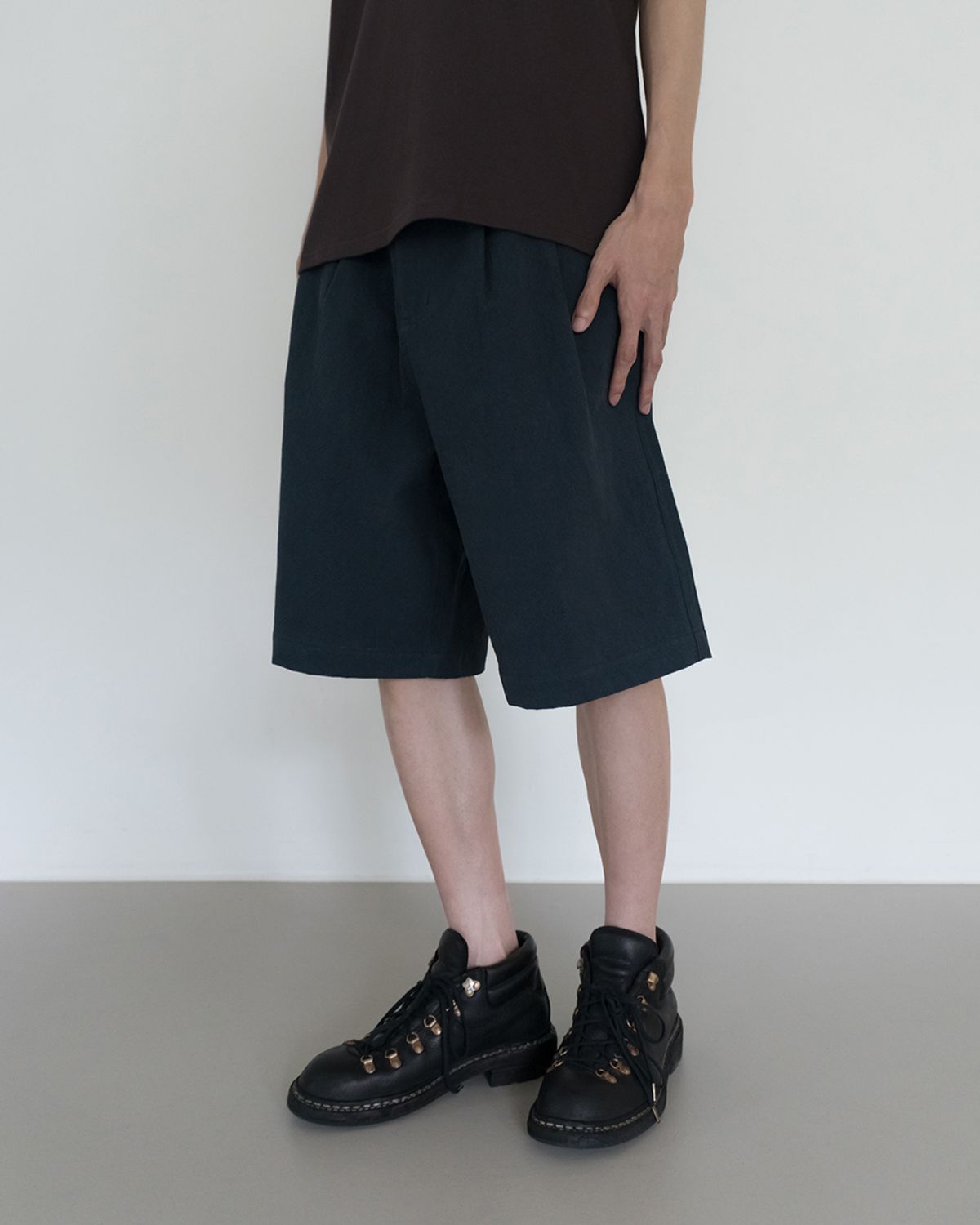 사일런트실러블(SILENTSYLLABLE) Double tuck crinkle shorts / Graphite