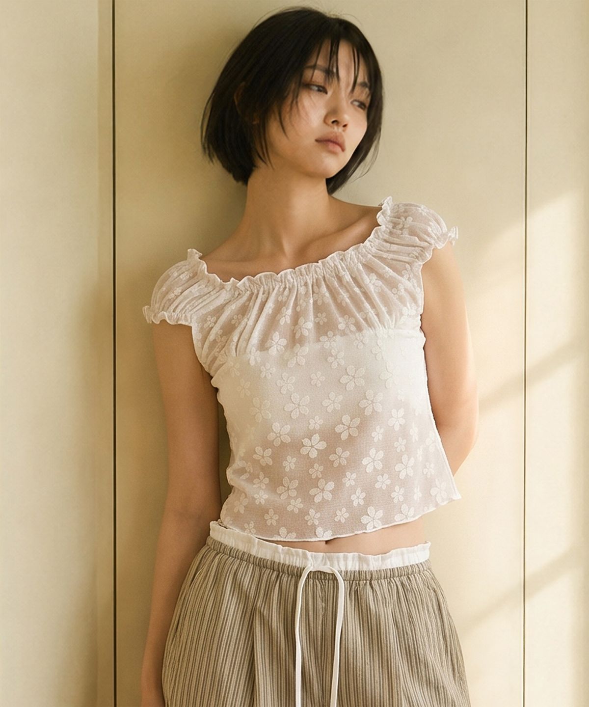 탑걸(TOPGIRL) 시스루 플라워 밴딩 슬리브 탑_T611TP237