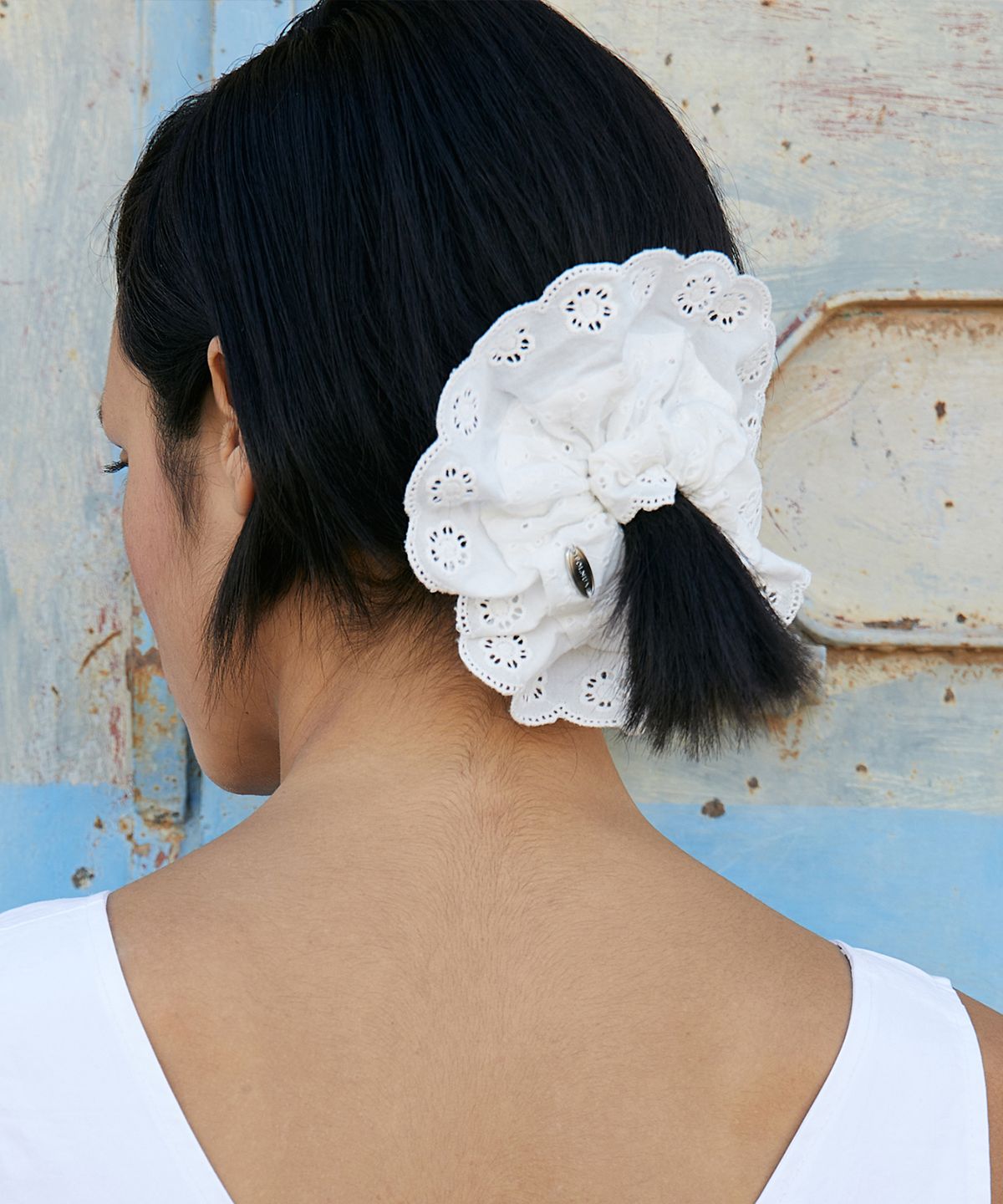 폴뉴아(FOLNUA) FLORAL LACE HAIR SCRUNCHIE (WHITE)