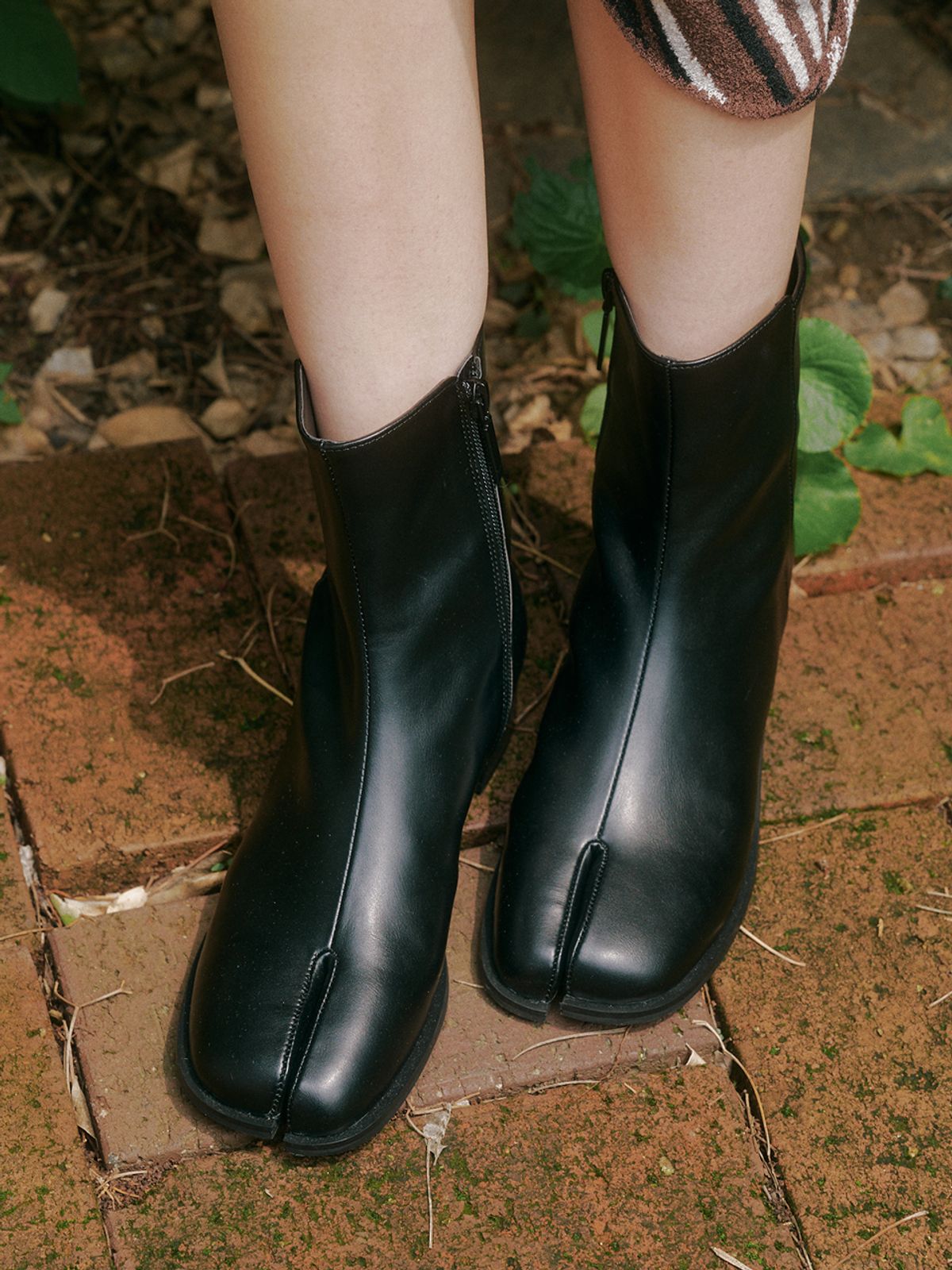 포른른(FORRR) Tabi Ankle Boots - Black