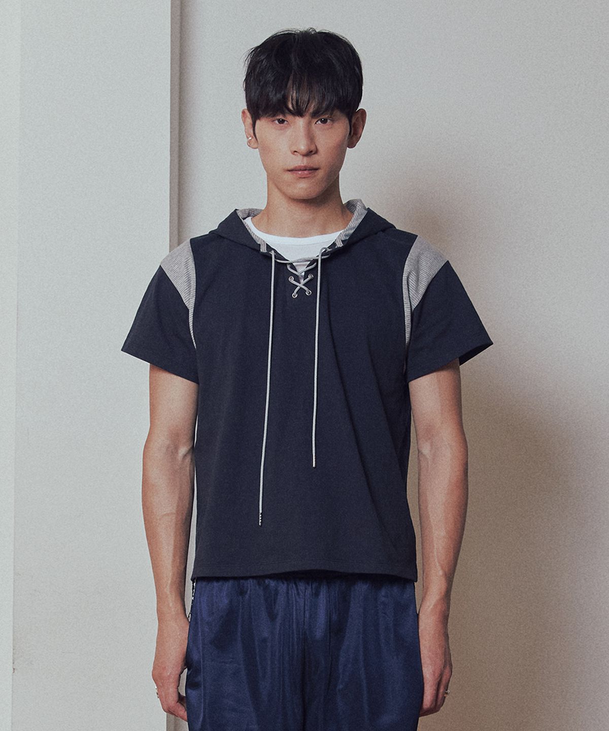 유네(YUNE) Lace-Up Hood Tee_[Navy]