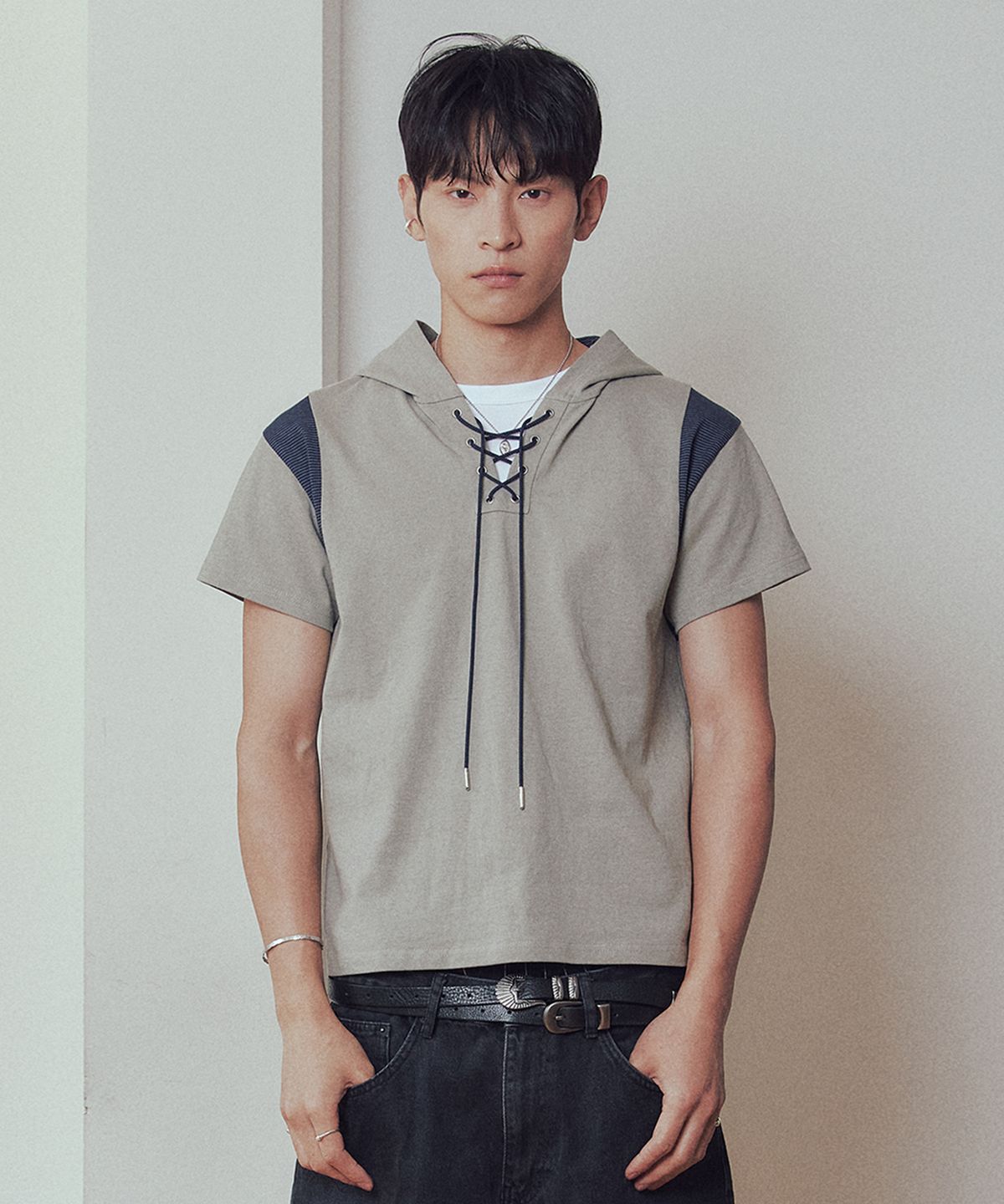 유네(YUNE) Lace-Up Hood Tee_[Khaki]