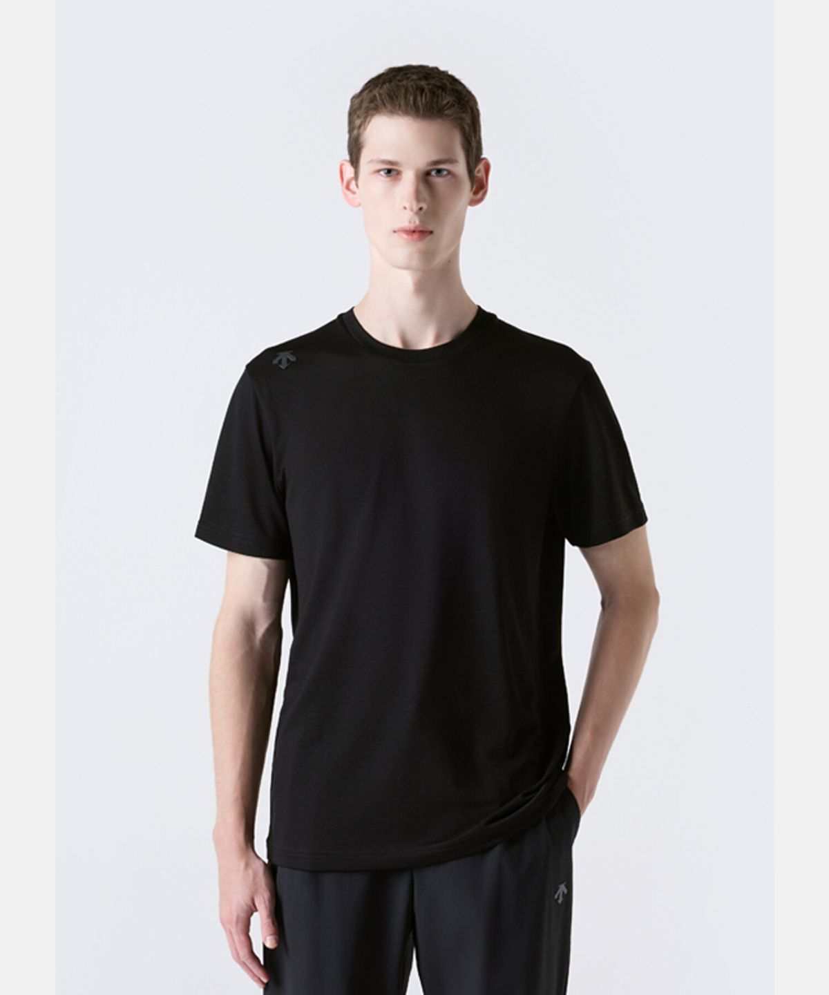 데상트(DESCENTE) 소프트터치 그래픽 반팔 티셔츠 블랙 SR323DTS71