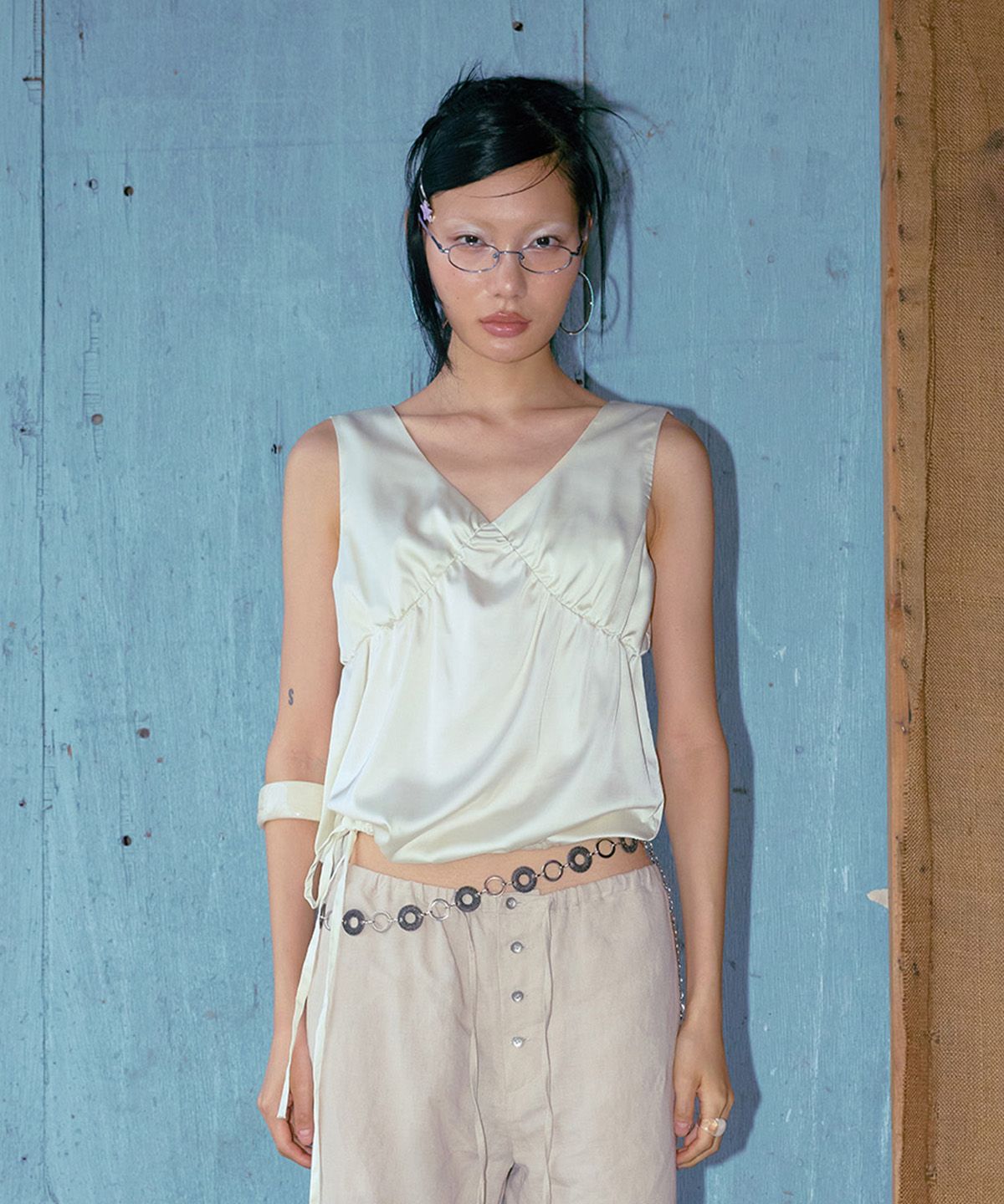 다이닛(DEINET) SATIN SHIRRING SLEEVELESS IN IVORY