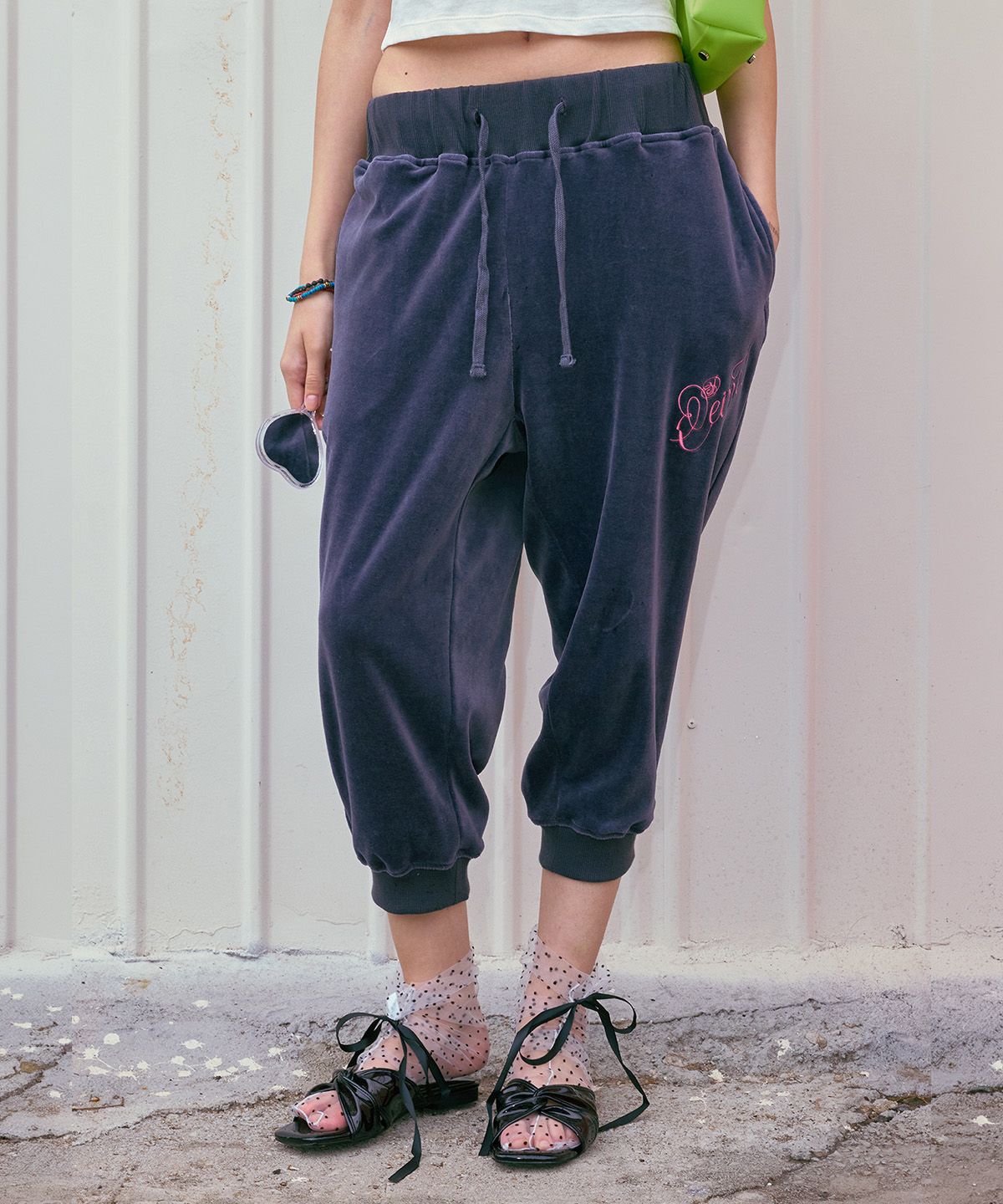 다이닛(DEINET) ROSE TYPO CAPRI JOGGER PANTS IN CHARCOAL