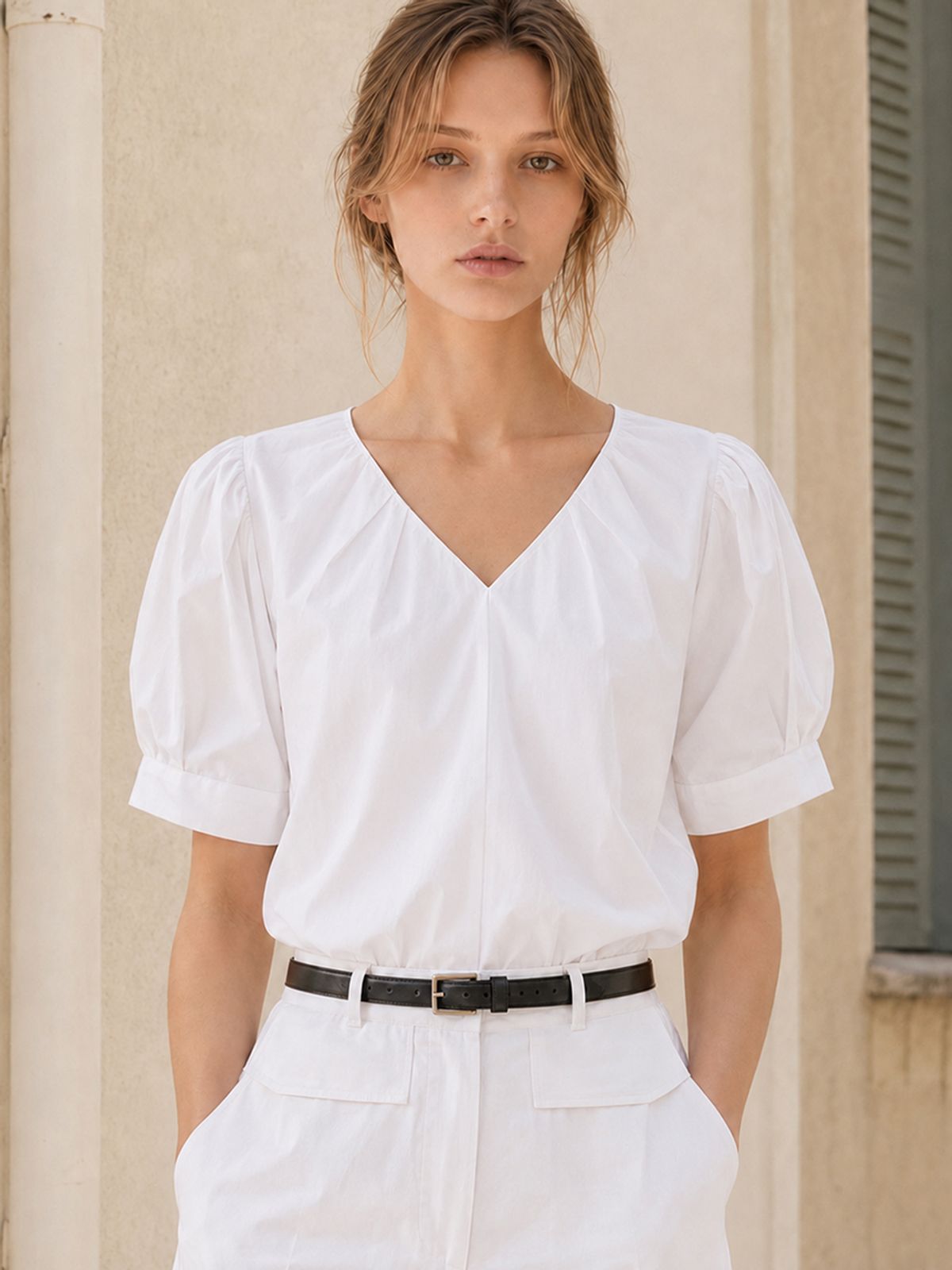 레이에(LEIE) 레이 브이넥 셔링 퍼프 슬리브 블라우스