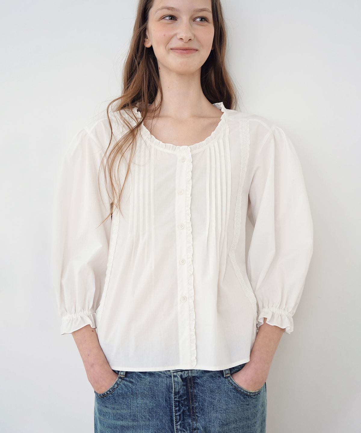 튜드먼트(TTUDEMENT) PINTUCK LACE FRILL BLOUSE_IVORY