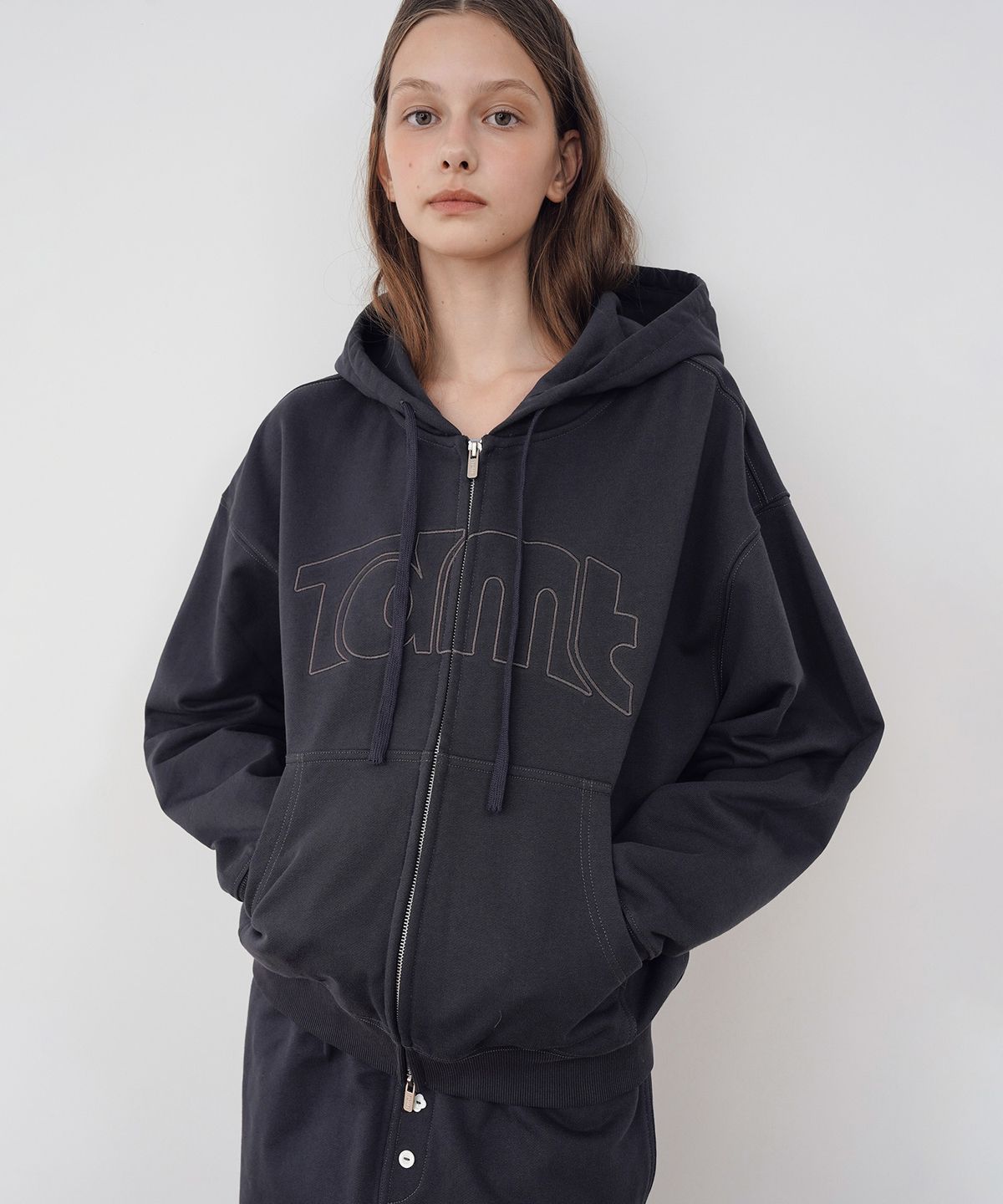 튜드먼트(TTUDEMENT) TT LOGO HOODED ZIP-UP_CHARCOAL