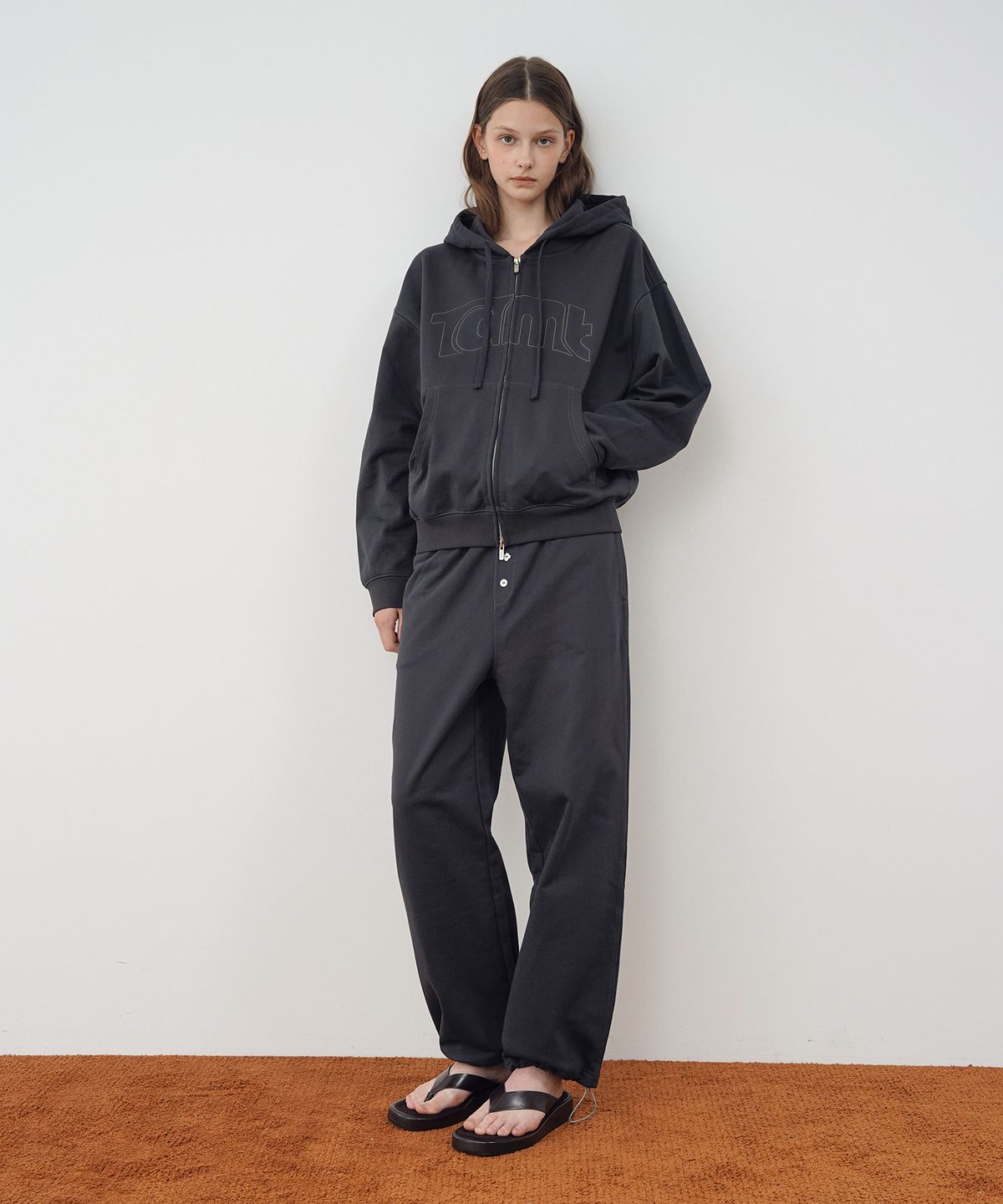 튜드먼트(TTUDEMENT) TT LOGO SWEATPANTS_CHARCOAL
