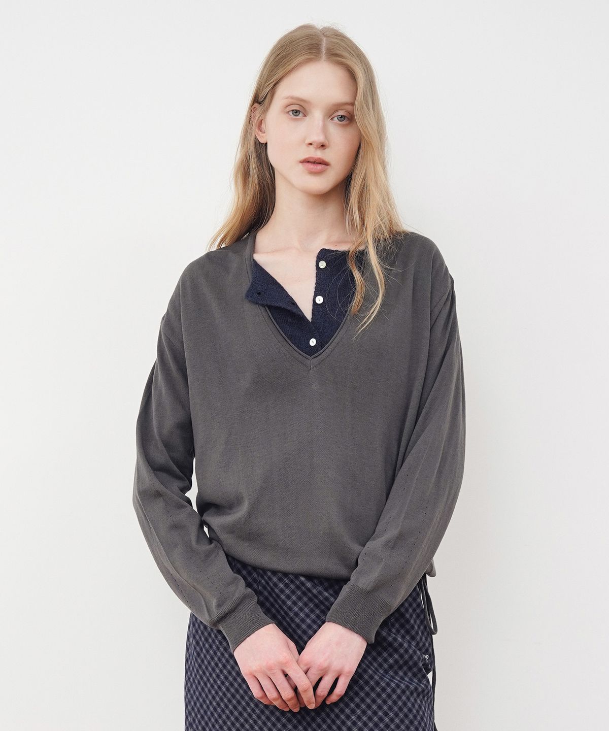튜드먼트(TTUDEMENT) DEEP V-NECK KNIT PULLOVER_CHARCOAL