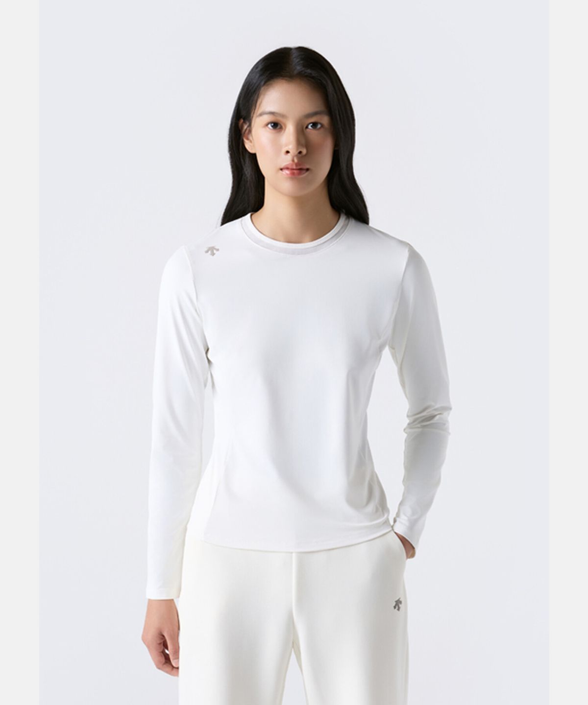 데상트(DESCENTE) 여성 슬림핏 긴팔 티셔츠 아이보리 SR322PTL81