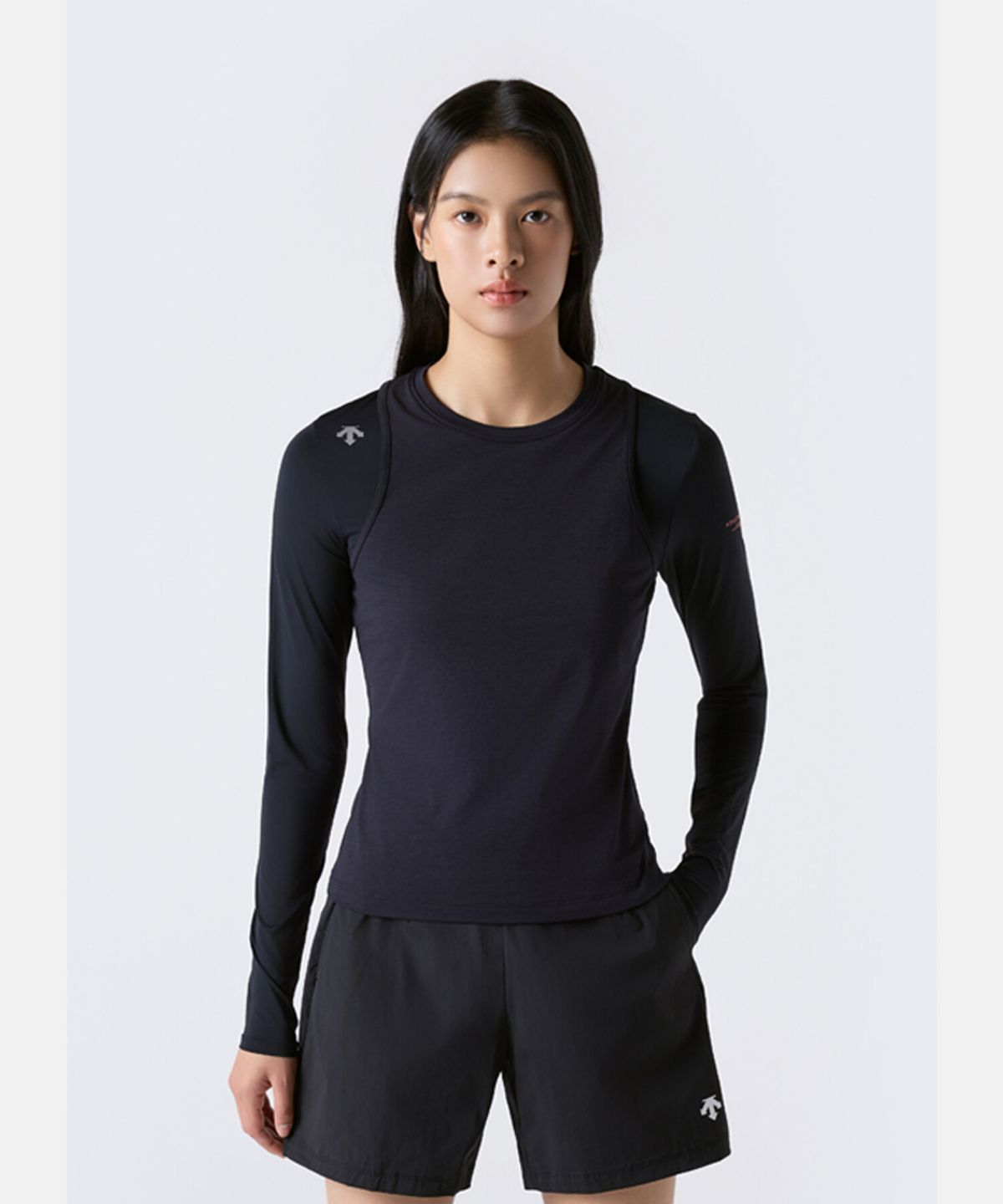 데상트(DESCENTE) 여성 러닝 레이어드 슬림핏 긴팔 티셔츠 블랙 SR322RTL81