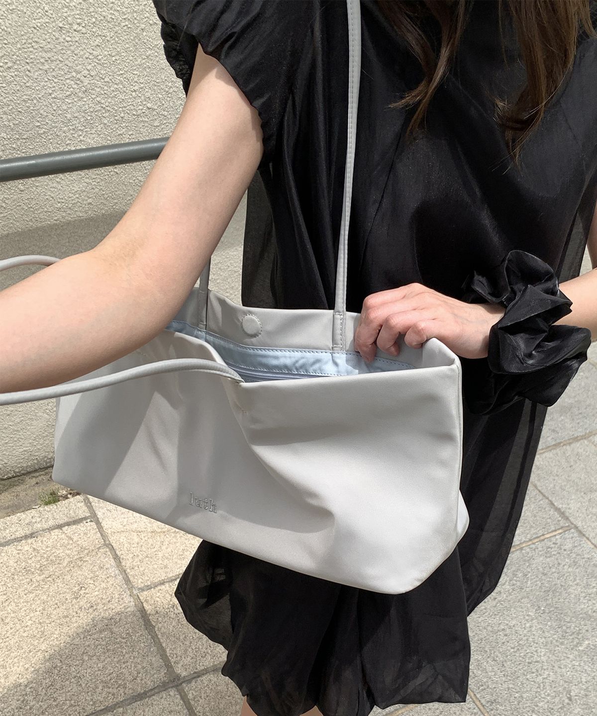 루스프로덕트(LUTHPRODUCT) Nylon Long Handle Baguette Bag(롱핸들) _ LIGHT GREY
