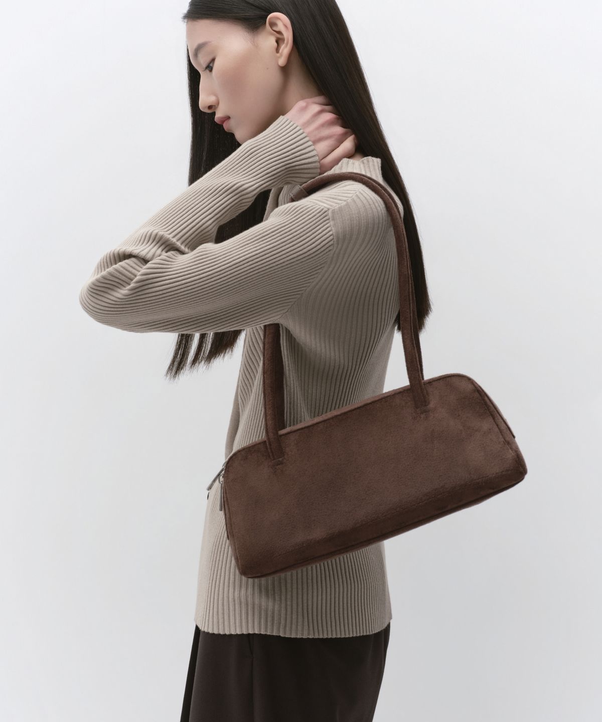 무신사 스탠다드 우먼(MUSINSA STANDARD WOMAN) 우먼즈 신세틱 스웨이드 닥스훈트 숄더백 [다크 브라운]