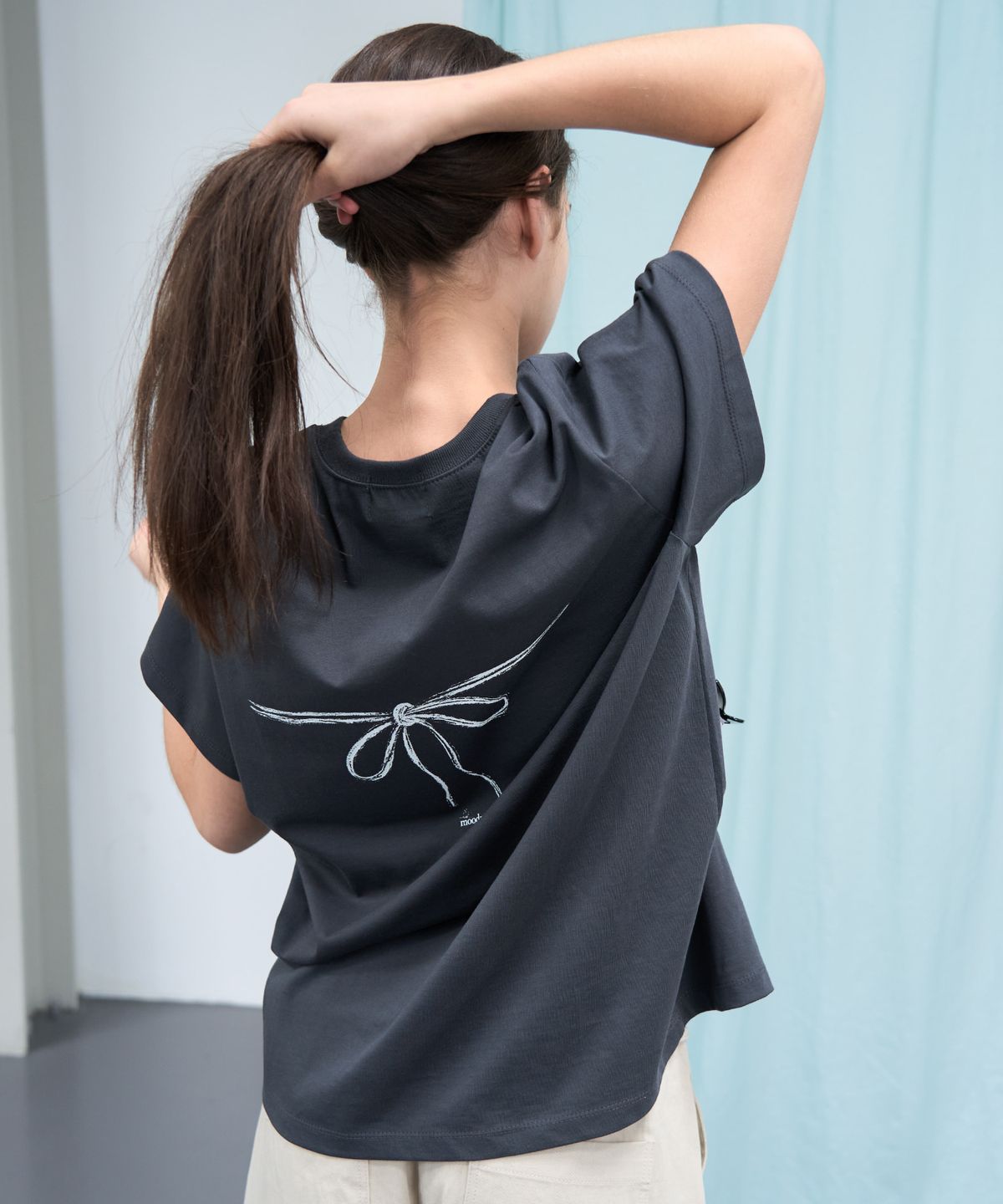 무드무스(MOODMOOSE) RIBBON T-SHIRT CHARCOAL [MMSU1TS06CC]