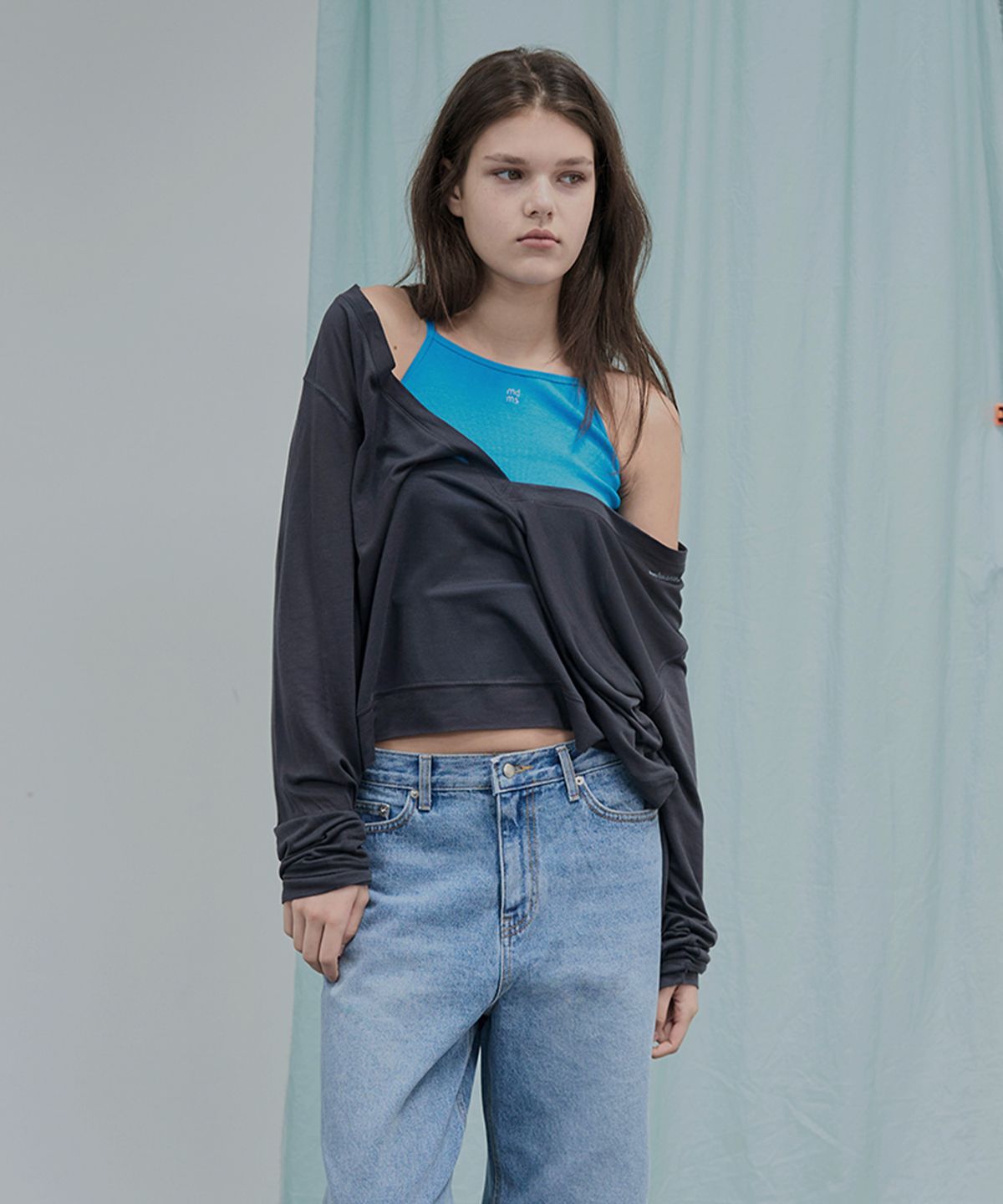 무드무스(MOODMOOSE) Haze Deep V-neck T-shirt CHARCOAL [MMSU1TS11CH]