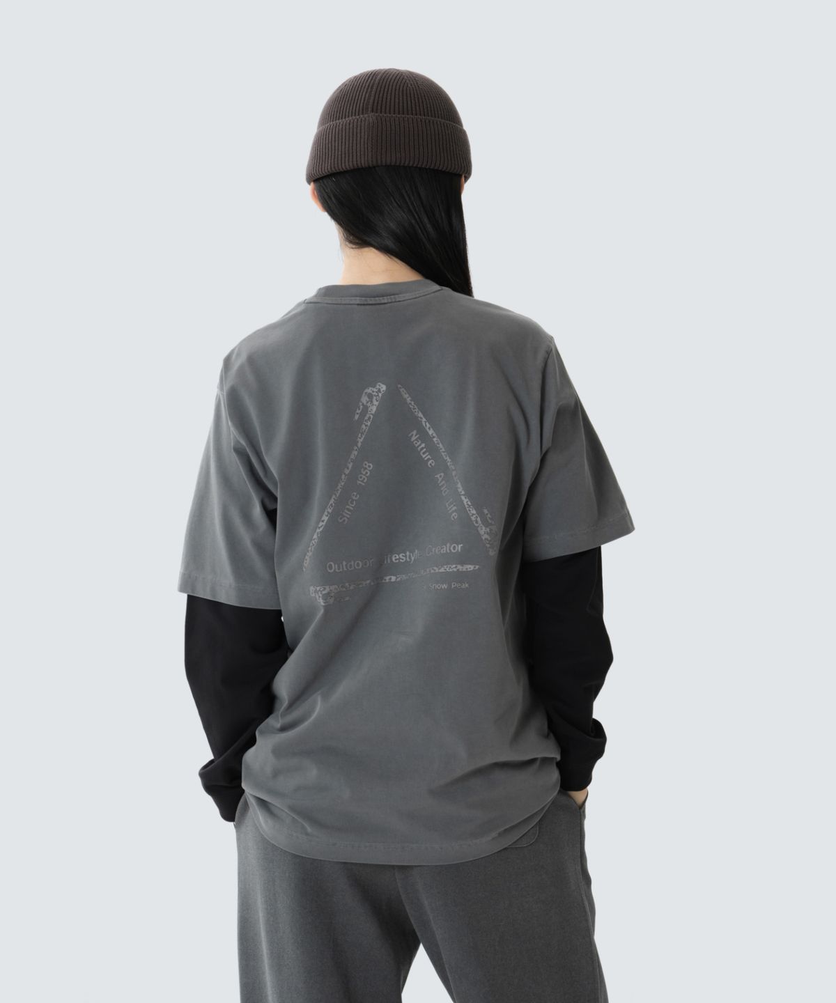 스노우피크 어패럴(SNOWPEAK APPAREL) 피그먼트 다잉 그래픽 반팔 티셔츠 (S26FUFTS66) Charcoal
