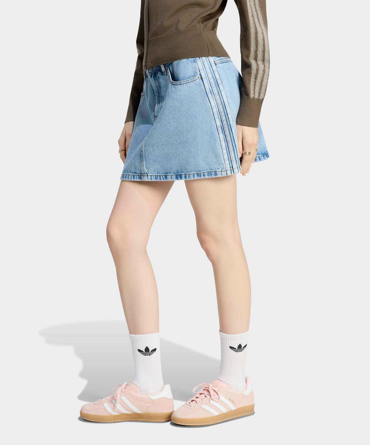 아디다스(ADIDAS) 3-스트라이프 미드라이즈 데님 스커트 - 라이트데님 / KQ6487