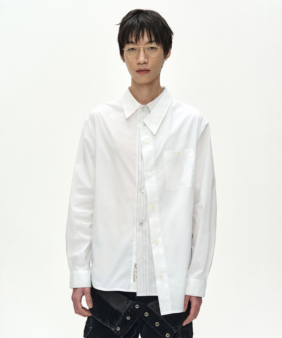 앤더슨벨(ADSB ANDERSSON BELL) ASYMMETRIC LAYERED SHIRT (WHITE/WHITE STRIPE)